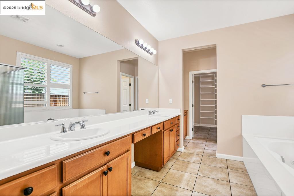 Detail Gallery Image 19 of 42 For 6327 Crystal Springs Cir, Discovery Bay,  CA 94505 - 4 Beds | 3 Baths