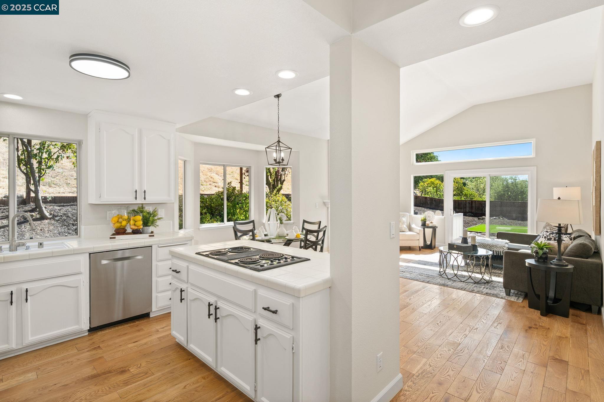 Detail Gallery Image 13 of 52 For 216 Falcon Pl, Clayton,  CA 94517 - 3 Beds | 2 Baths
