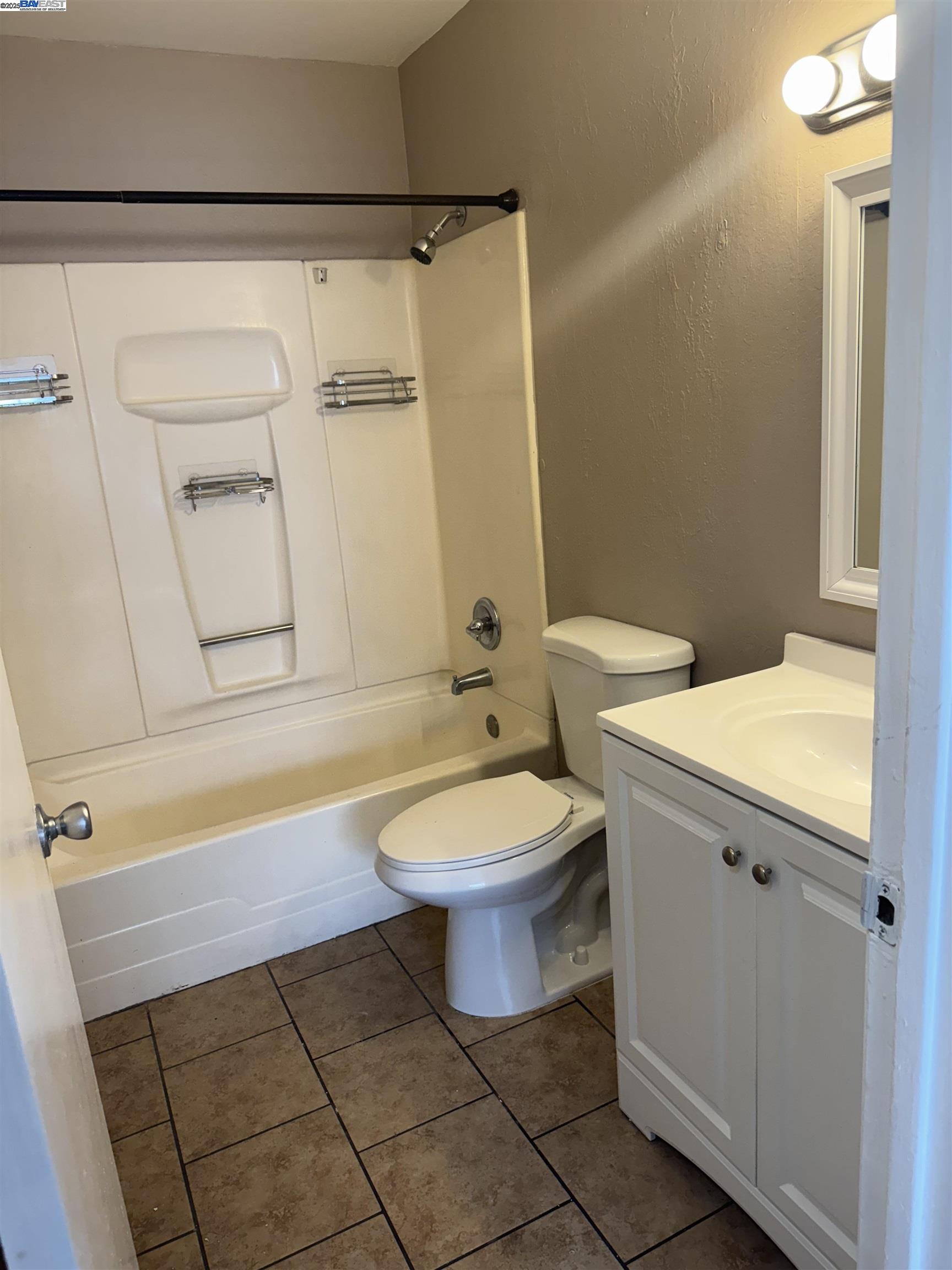 9437 Peach Street, Oakland, California 94603, 3 Bedrooms Bedrooms, 5 Rooms Rooms,2 BathroomsBathrooms,Residential Lease,For Rent,9437 Peach Street,41100604