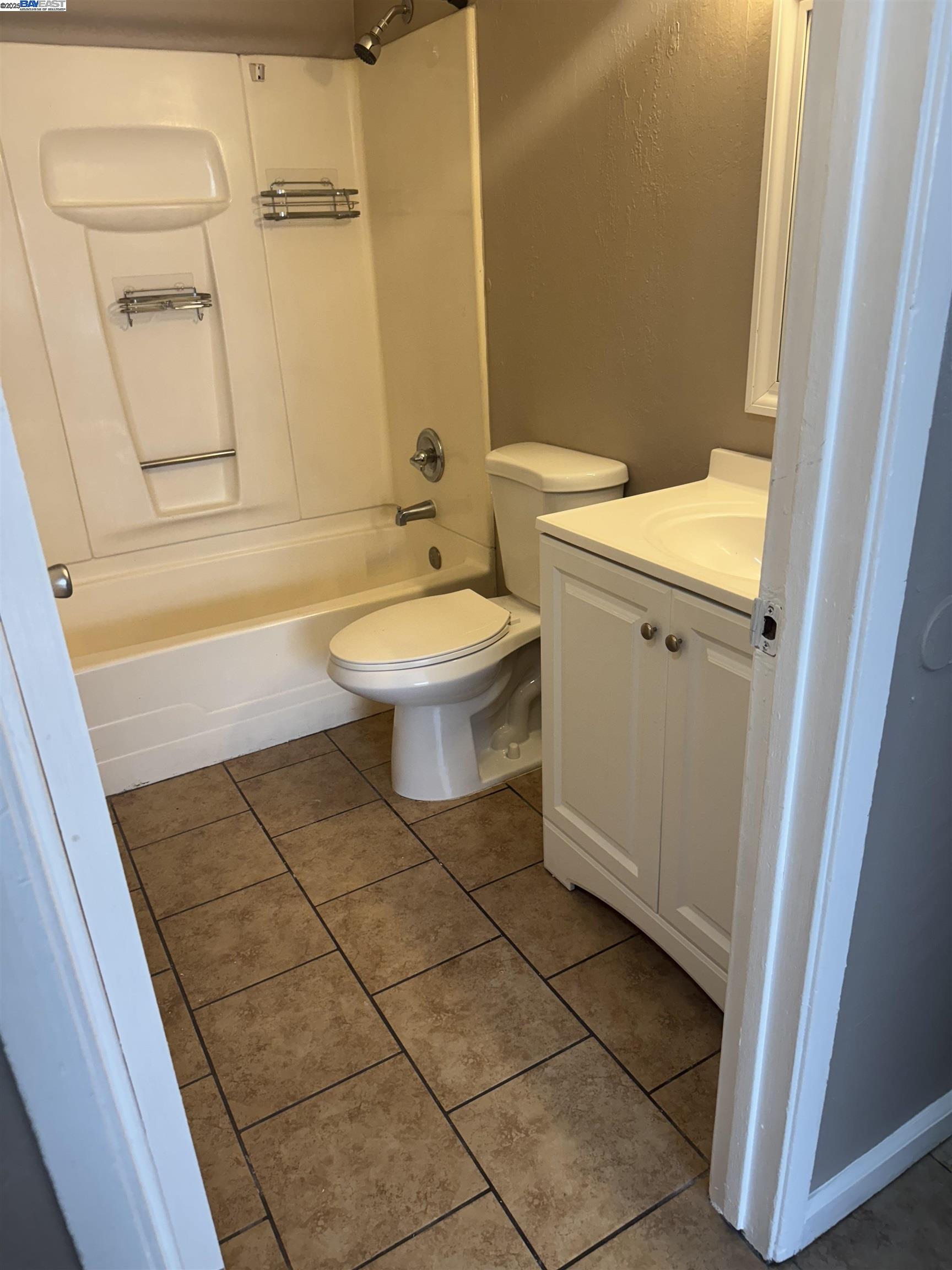 9437 Peach Street, Oakland, California 94603, 3 Bedrooms Bedrooms, 5 Rooms Rooms,2 BathroomsBathrooms,Residential Lease,For Rent,9437 Peach Street,41100604