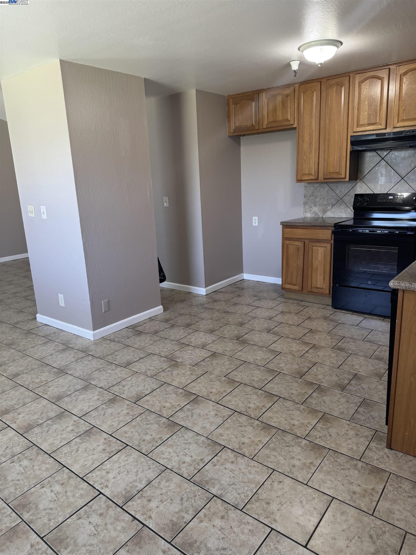 9437 Peach Street, Oakland, California 94603, 3 Bedrooms Bedrooms, 5 Rooms Rooms,2 BathroomsBathrooms,Residential Lease,For Rent,9437 Peach Street,41100604