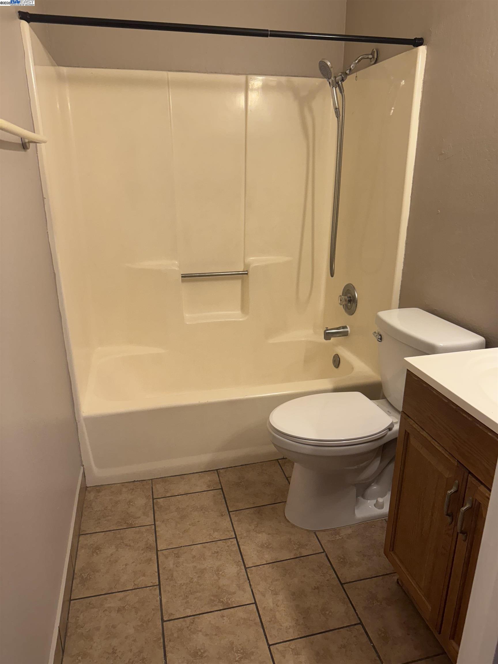 9437 Peach Street, Oakland, California 94603, 3 Bedrooms Bedrooms, 5 Rooms Rooms,2 BathroomsBathrooms,Residential Lease,For Rent,9437 Peach Street,41100604