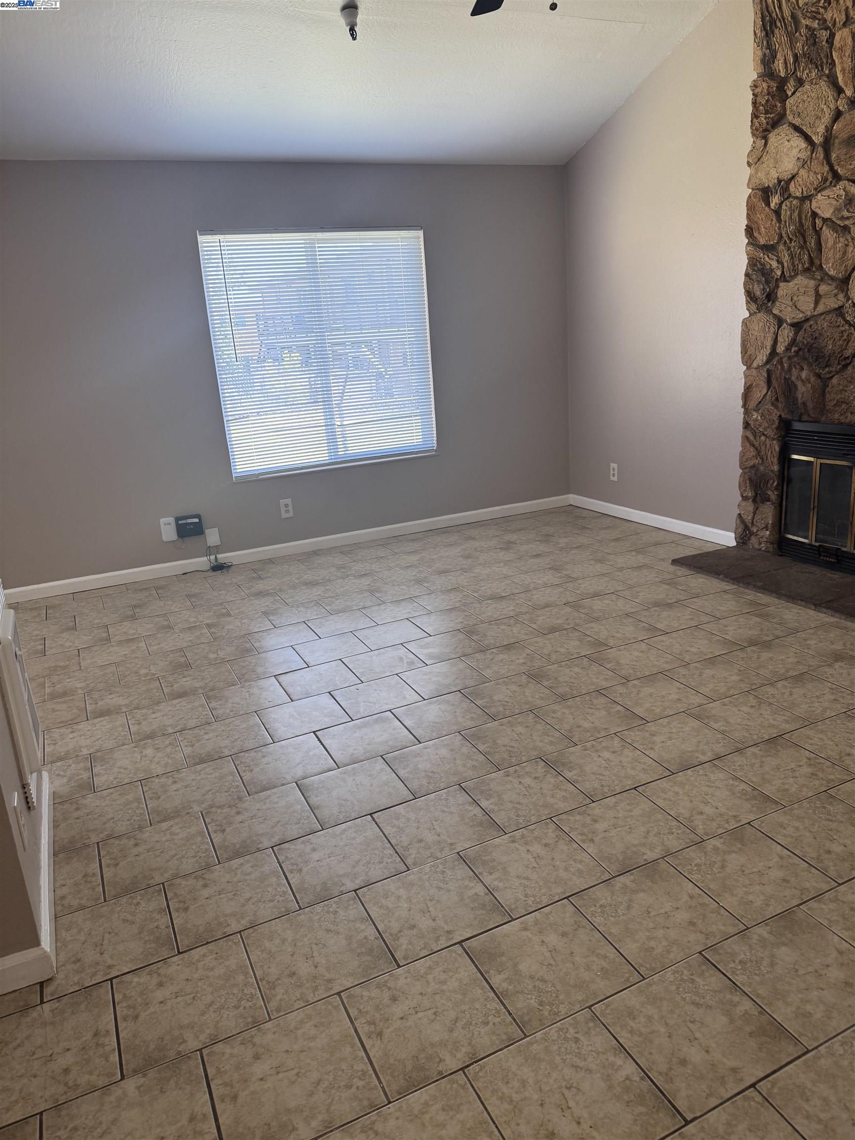 9437 Peach Street, Oakland, California 94603, 3 Bedrooms Bedrooms, 5 Rooms Rooms,2 BathroomsBathrooms,Residential Lease,For Rent,9437 Peach Street,41100604
