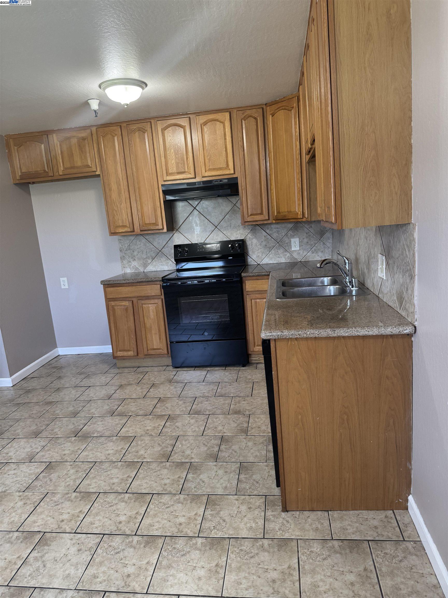 9437 Peach Street, Oakland, California 94603, 3 Bedrooms Bedrooms, 5 Rooms Rooms,2 BathroomsBathrooms,Residential Lease,For Rent,9437 Peach Street,41100604