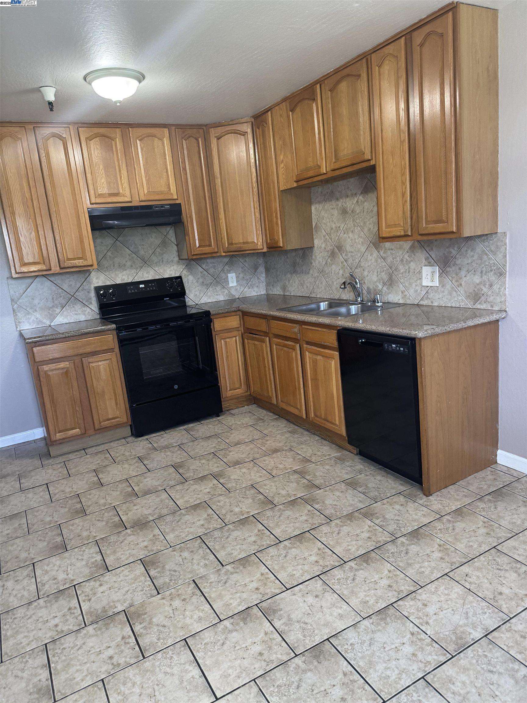 9437 Peach Street, Oakland, California 94603, 3 Bedrooms Bedrooms, 5 Rooms Rooms,2 BathroomsBathrooms,Residential Lease,For Rent,9437 Peach Street,41100604