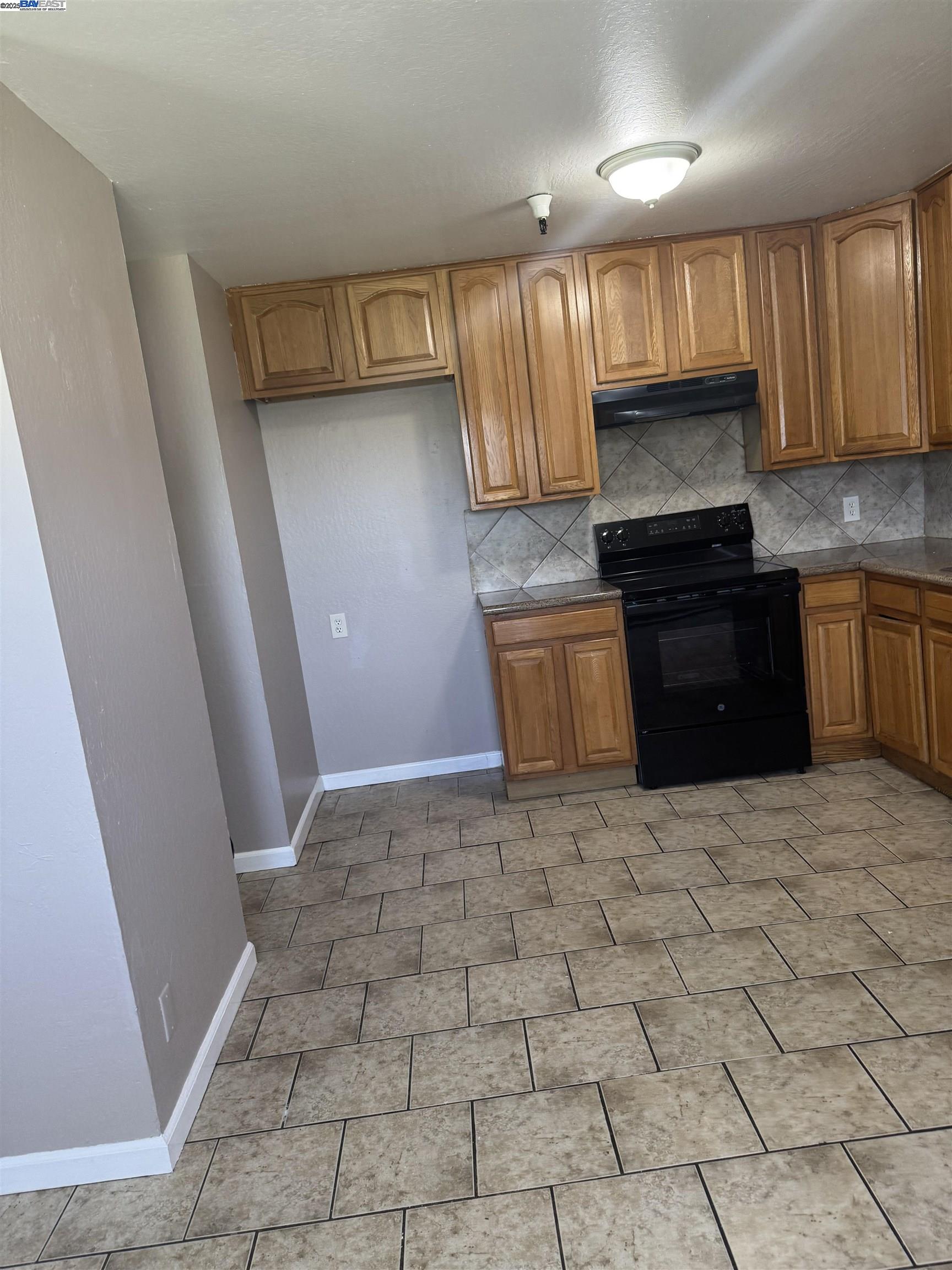 9437 Peach Street, Oakland, California 94603, 3 Bedrooms Bedrooms, 5 Rooms Rooms,2 BathroomsBathrooms,Residential Lease,For Rent,9437 Peach Street,41100604