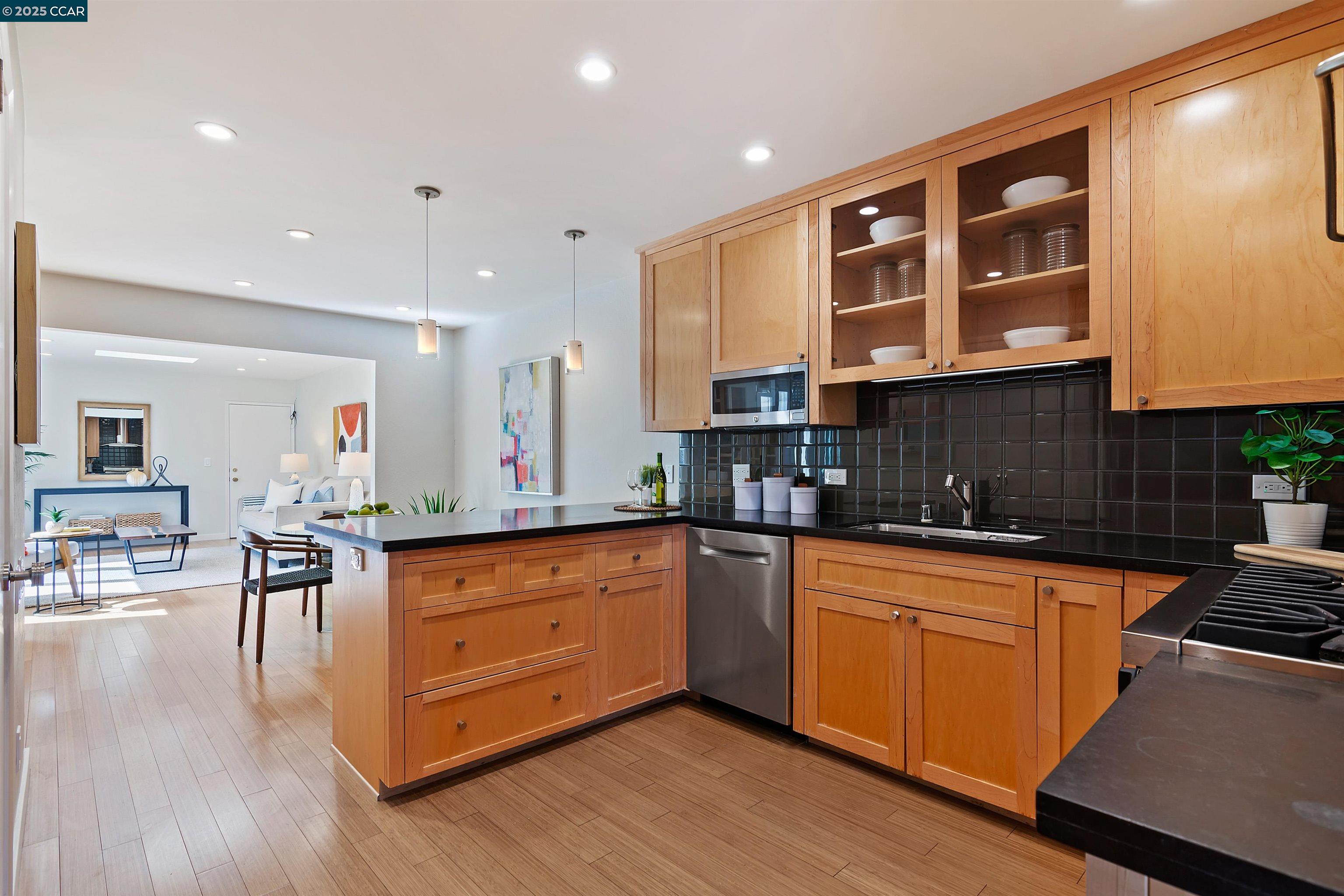 Photo #5: 41100618 Listing: Photo #5