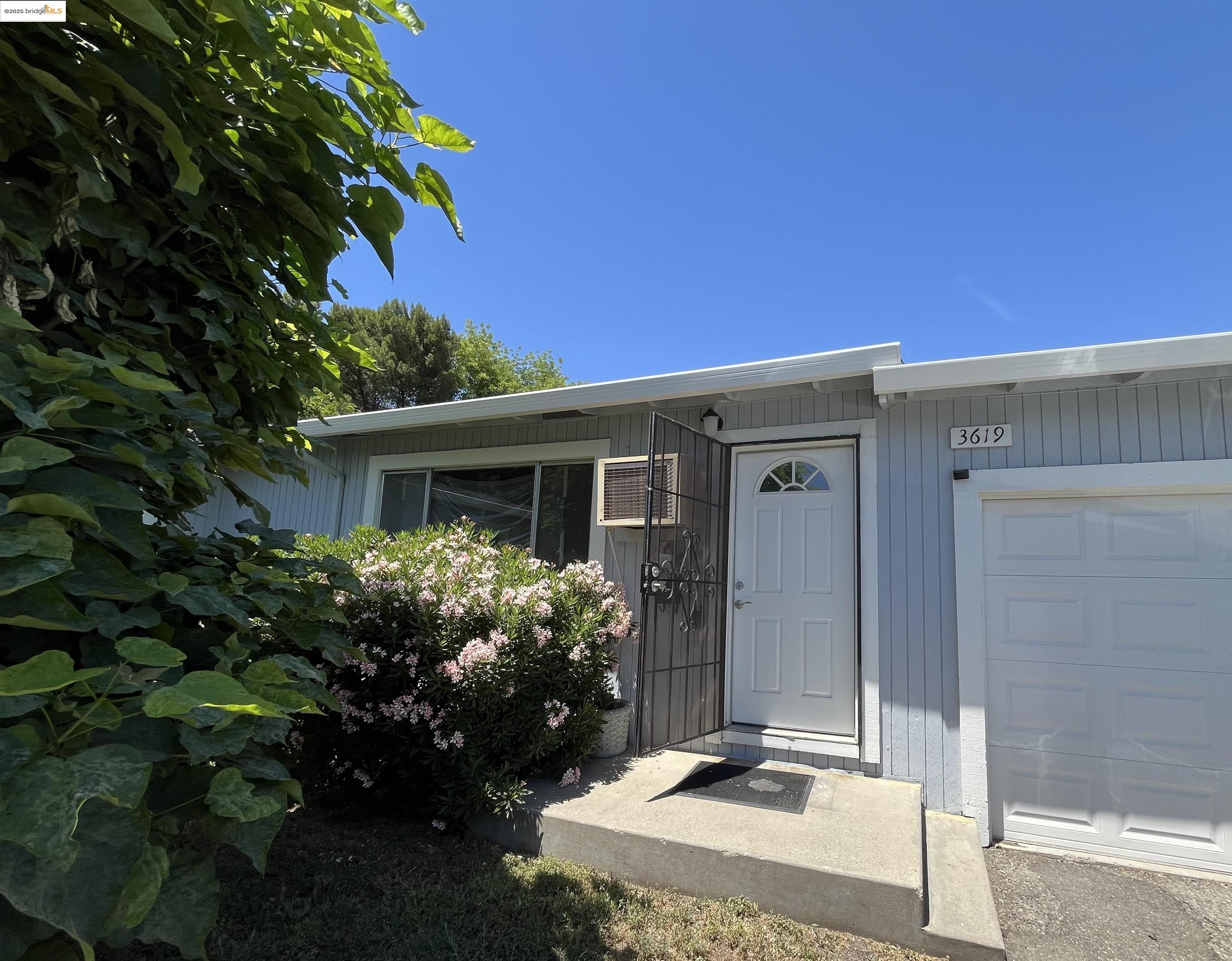 Detail Gallery Image 1 of 1 For 3619 Deovan St, Stockton,  CA 95204 - 2 Beds | 1 Baths