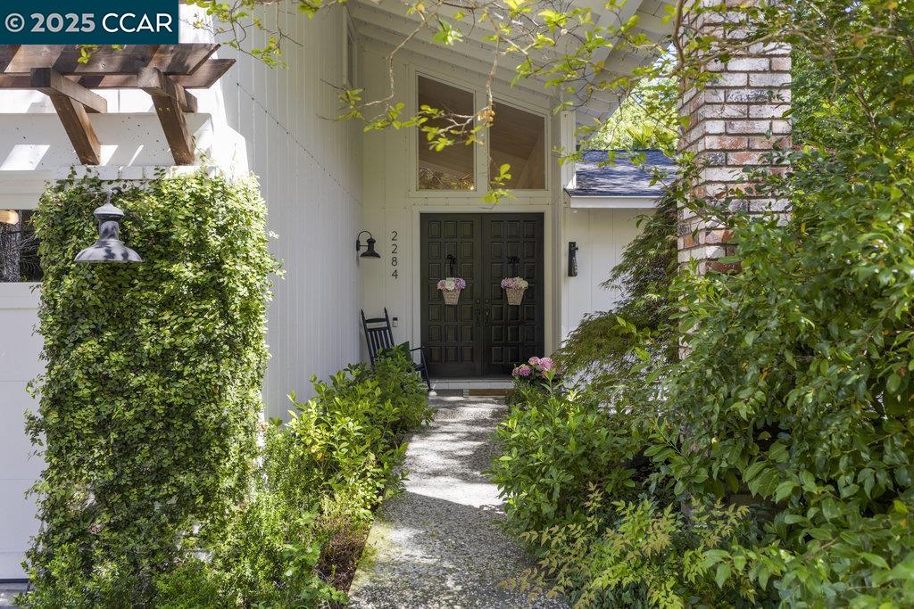 Detail Gallery Image 2 of 44 For 2284 Alameda Diablo, Diablo,  CA 94528 - 4 Beds | 2/1 Baths