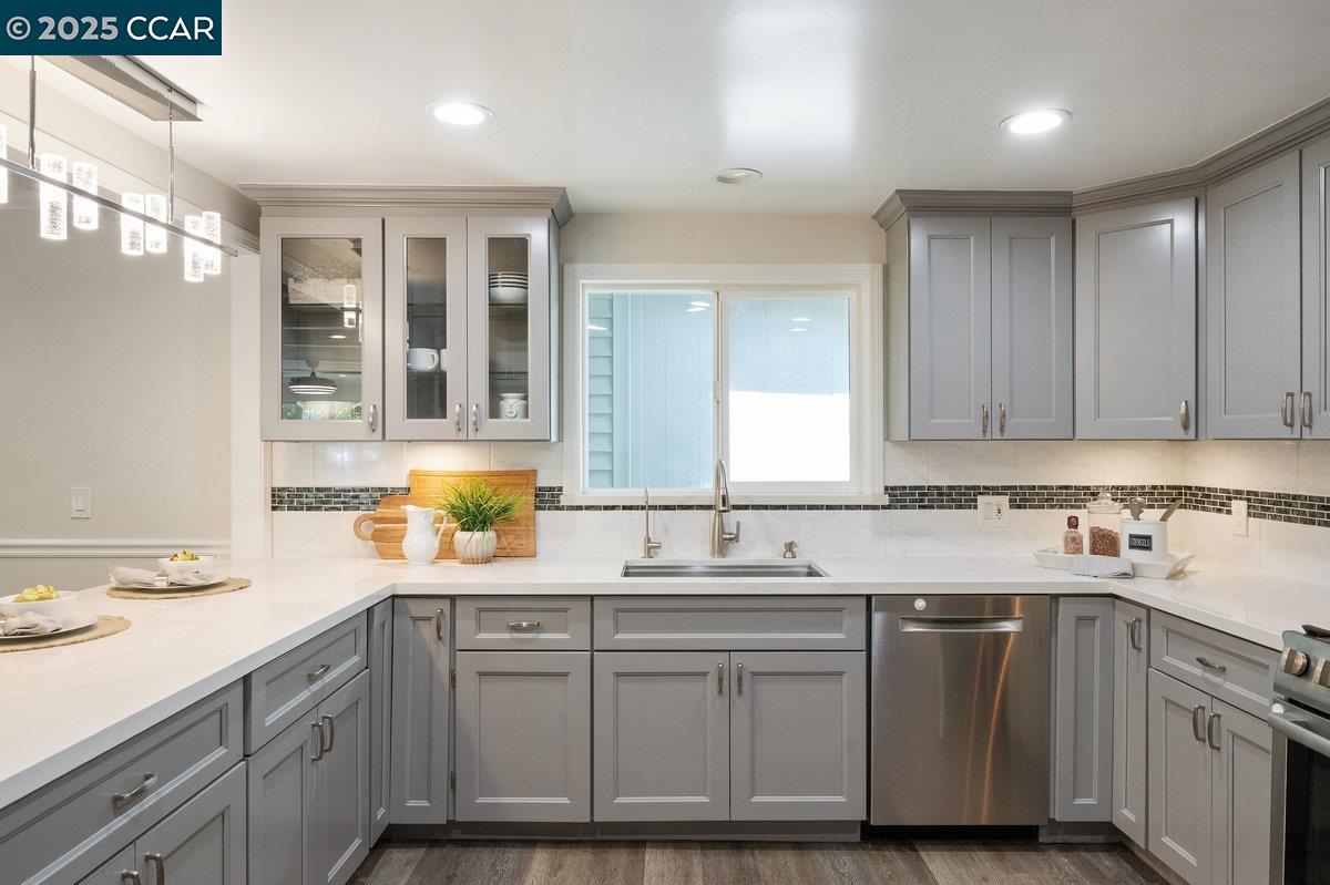 Detail Gallery Image 18 of 56 For 561 Manzanita Ave, Sunnyvale,  CA 94085 - 3 Beds | 2 Baths
