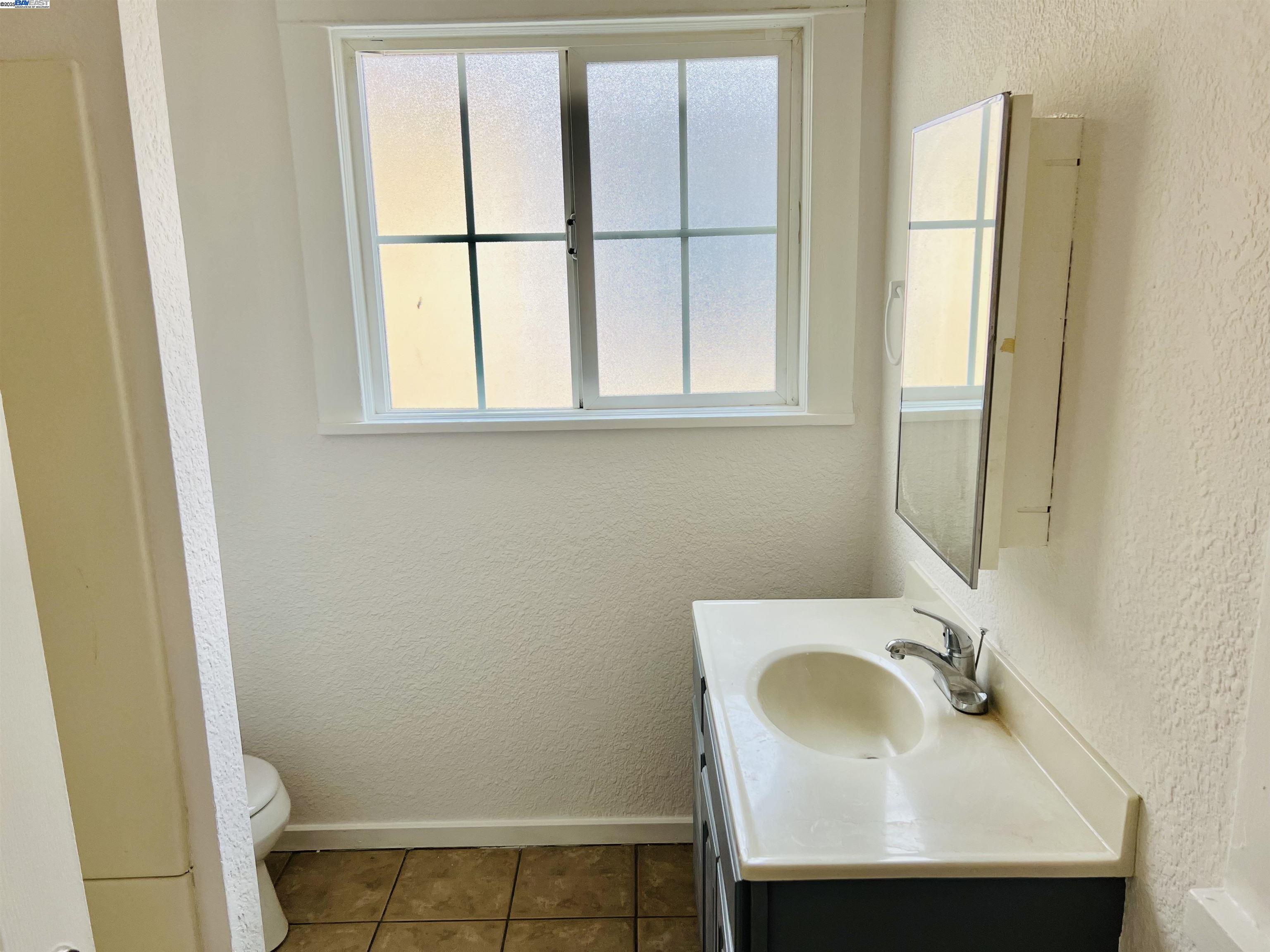 5525 Harvey Ave, Oakland, California 94621, 2 Bedrooms Bedrooms, 5 Rooms Rooms,1 BathroomBathrooms,Residential,For Sale,5525 Harvey Ave,41100680