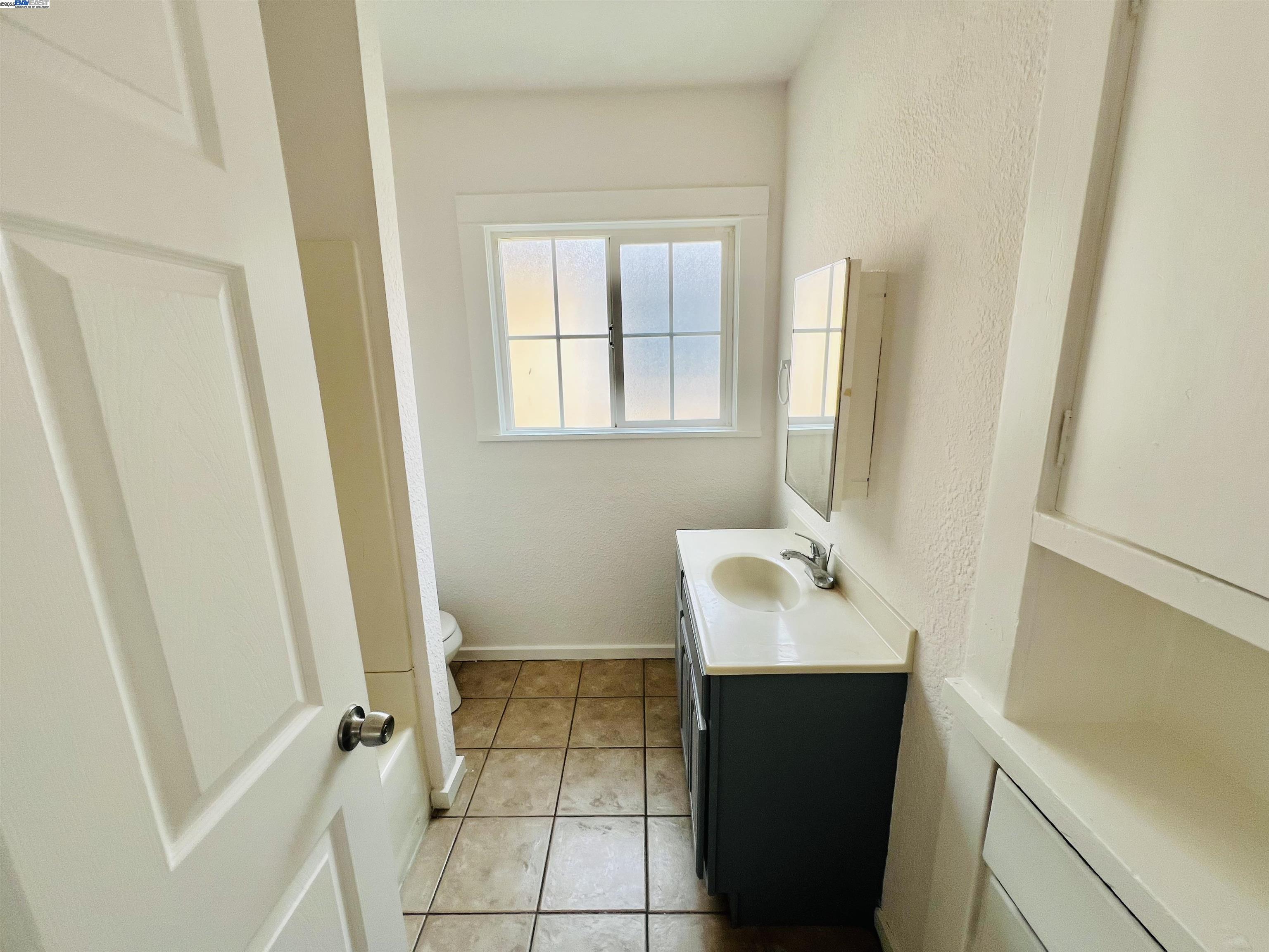 5525 Harvey Ave, Oakland, California 94621, 2 Bedrooms Bedrooms, 5 Rooms Rooms,1 BathroomBathrooms,Residential,For Sale,5525 Harvey Ave,41100680