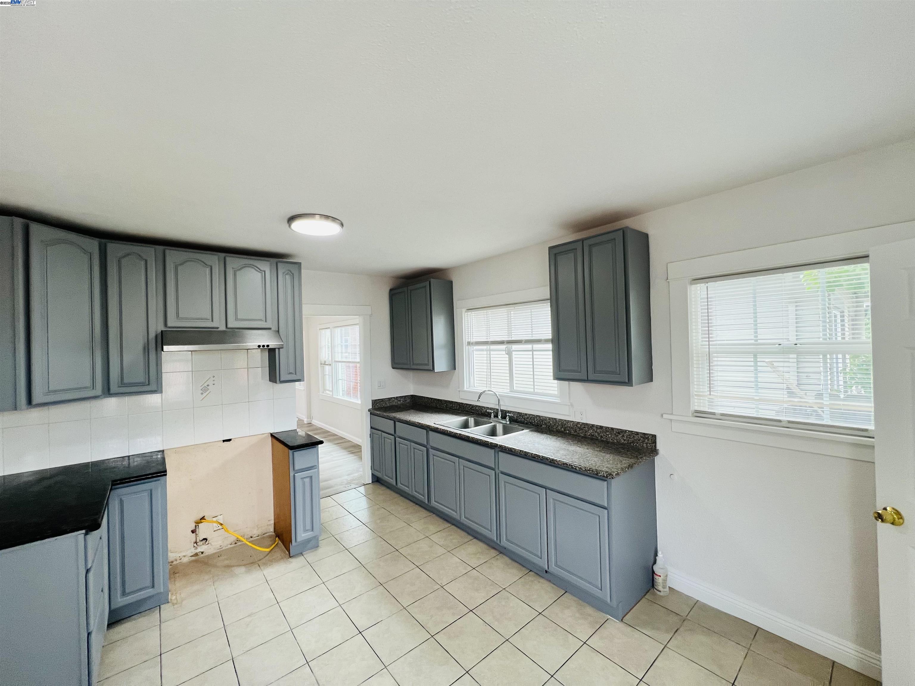 5525 Harvey Ave, Oakland, California 94621, 2 Bedrooms Bedrooms, 5 Rooms Rooms,1 BathroomBathrooms,Residential,For Sale,5525 Harvey Ave,41100680