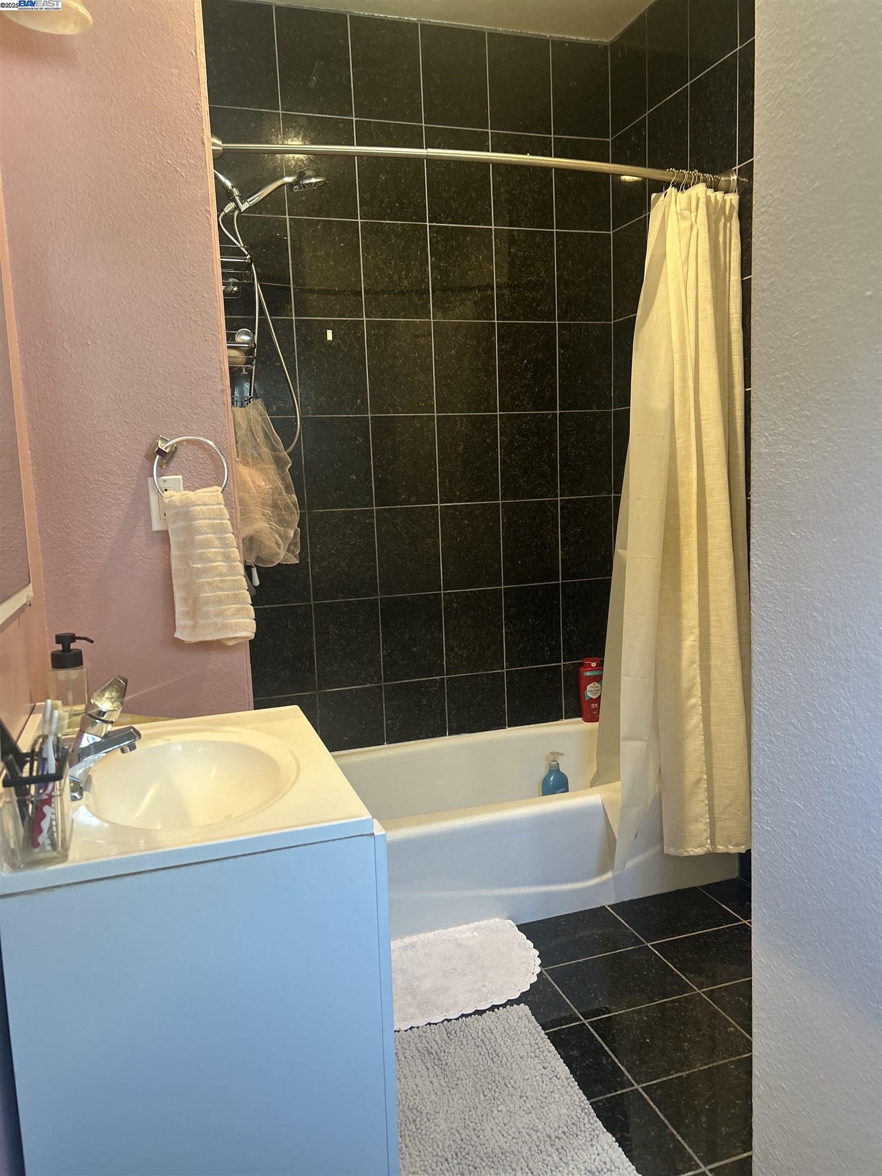 Detail Gallery Image 5 of 11 For 1530 40th Ave, Oakland,  CA 94601 - 3 Beds | 3 Baths