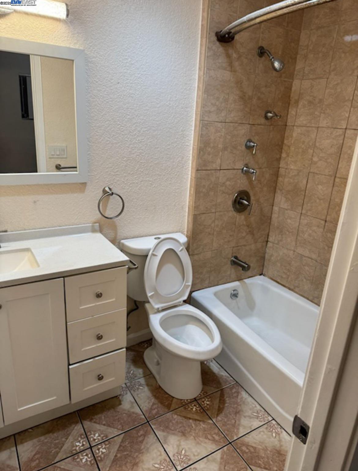 Detail Gallery Image 6 of 11 For 1530 40th Ave, Oakland,  CA 94601 - 3 Beds | 3 Baths