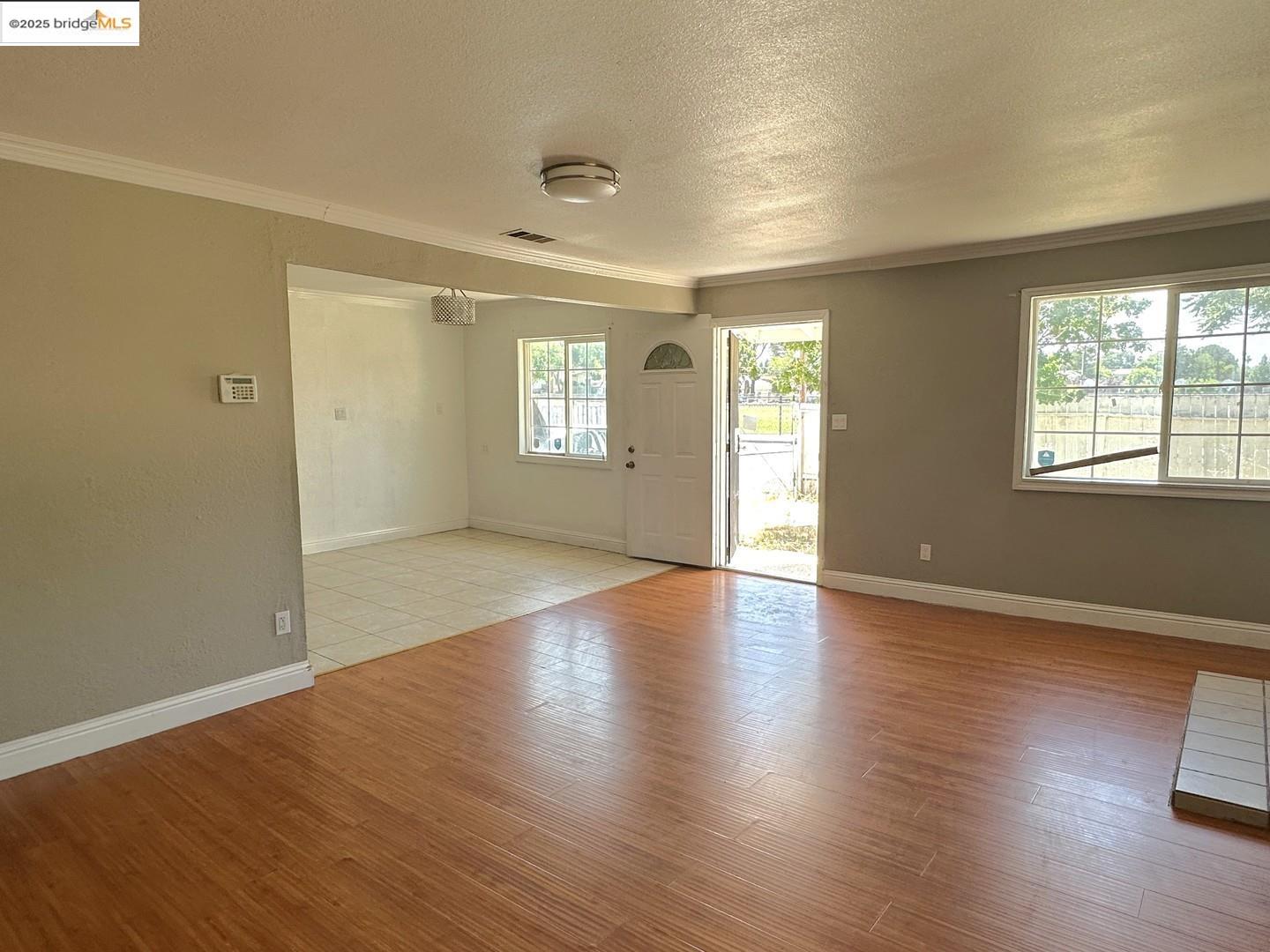 Detail Gallery Image 2 of 19 For 2233 Edison Ave, Sacramento,  CA 95821 - 3 Beds | 2 Baths