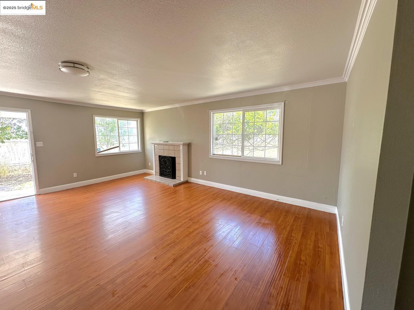 Detail Gallery Image 5 of 19 For 2233 Edison Ave, Sacramento,  CA 95821 - 3 Beds | 2 Baths