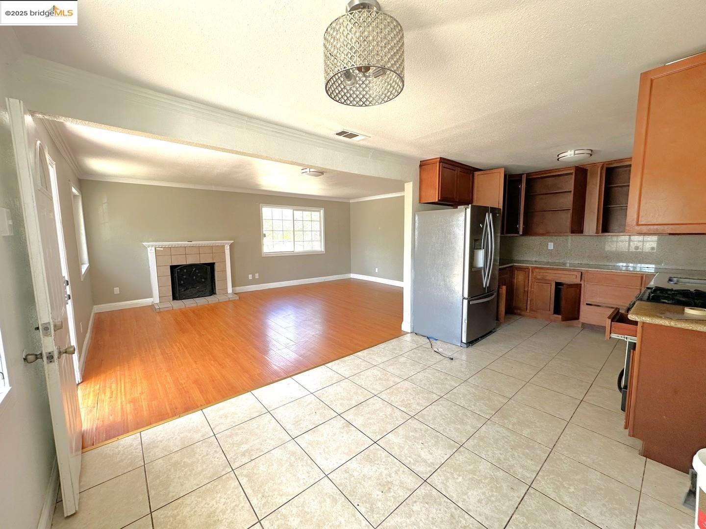 Detail Gallery Image 8 of 19 For 2233 Edison Ave, Sacramento,  CA 95821 - 3 Beds | 2 Baths