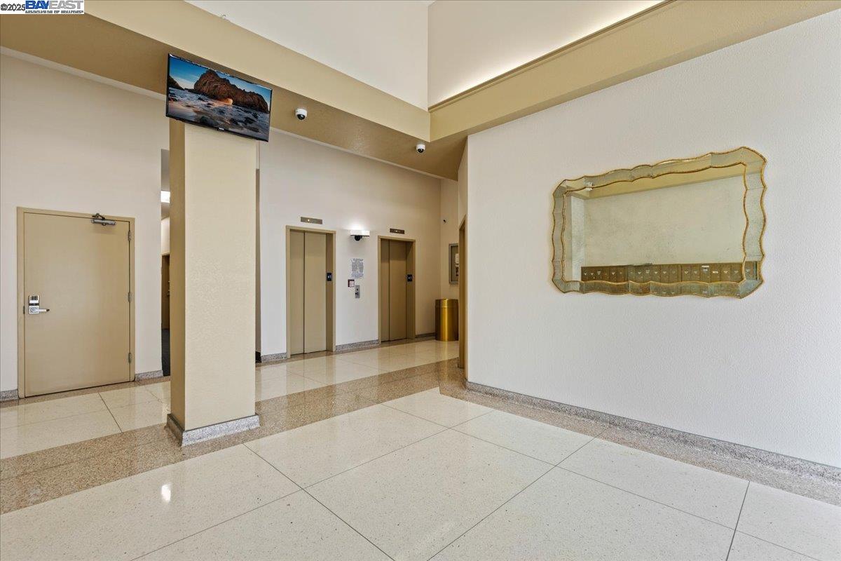 Detail Gallery Image 2 of 19 For 212 9th St, Oakland,  CA 94607 - – Beds | – Baths