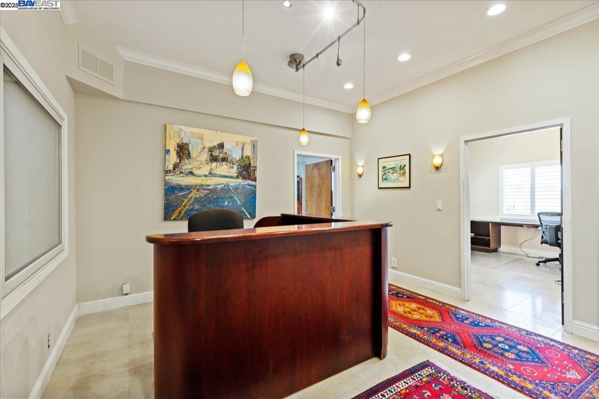 Detail Gallery Image 4 of 19 For 212 9th St, Oakland,  CA 94607 - – Beds | – Baths