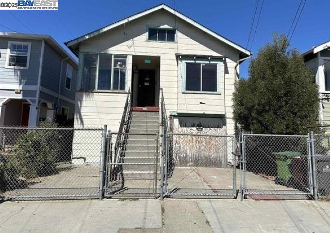 Detail Gallery Image 1 of 1 For 1711 40th Ave, Oakland,  CA 94601 - 3 Beds | 1 Baths