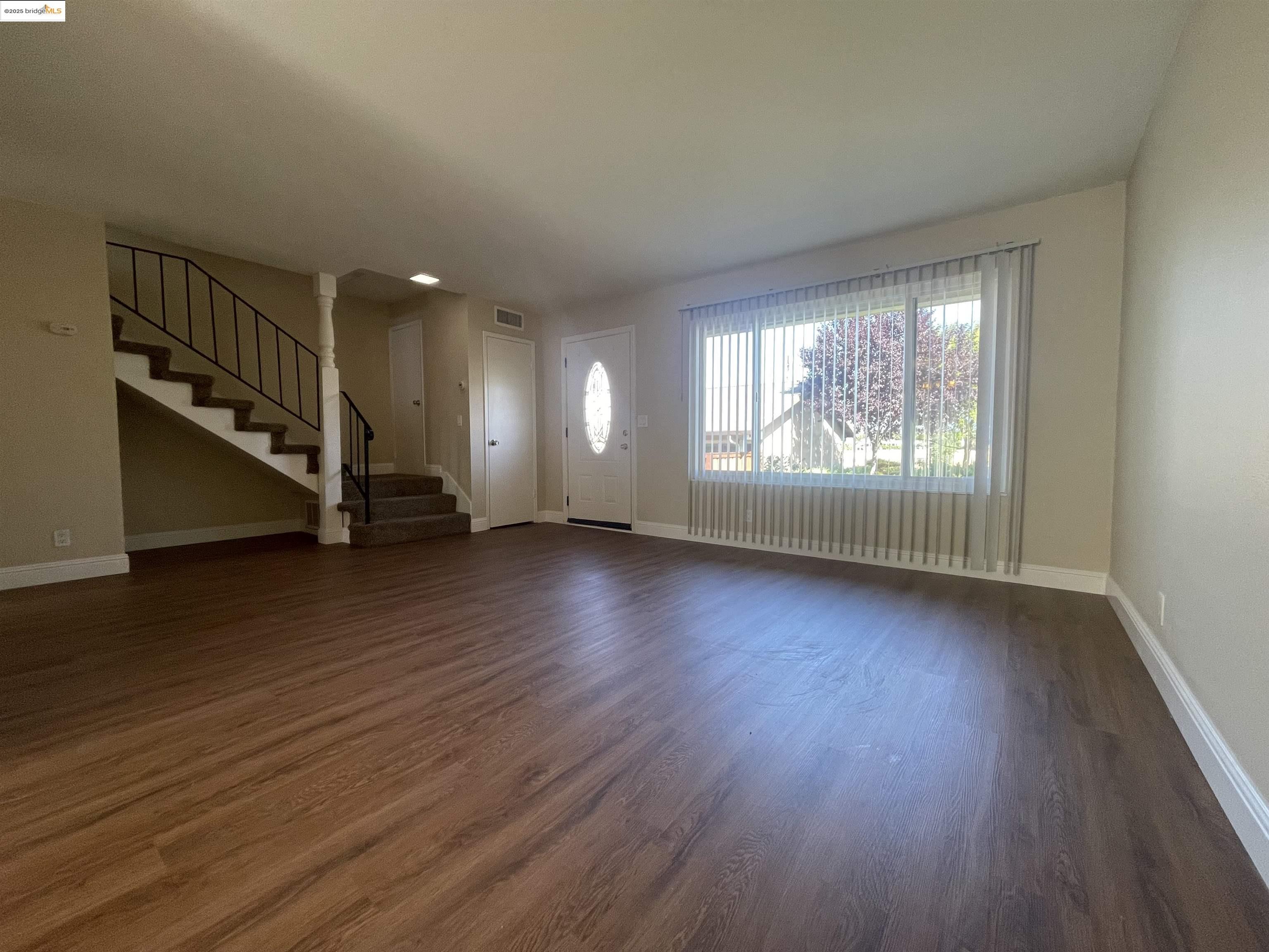 Detail Gallery Image 3 of 28 For 35 Fountainhead Ct, Martinez,  CA 94553 - 3 Beds | 1/1 Baths