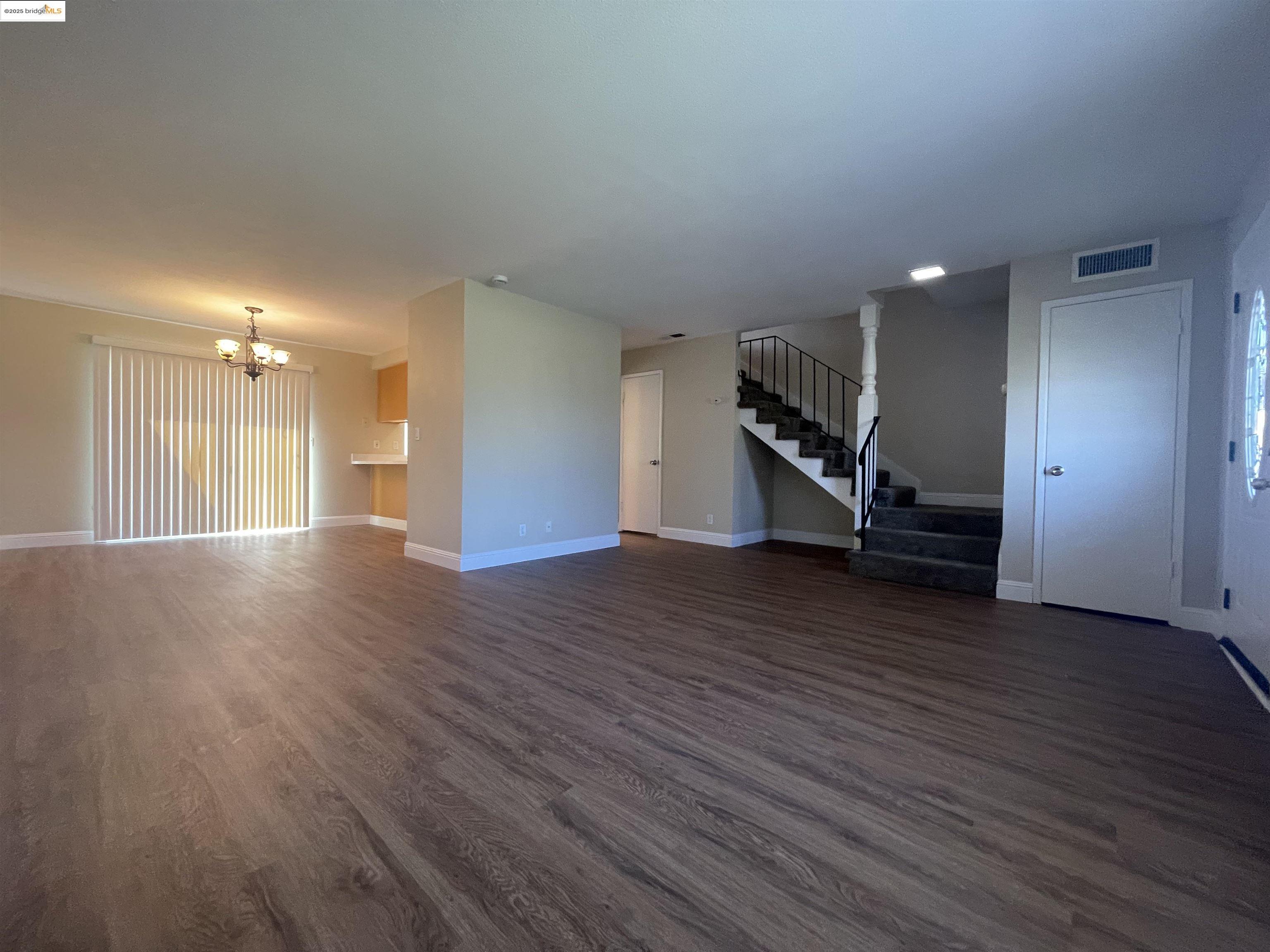 Detail Gallery Image 4 of 28 For 35 Fountainhead Ct, Martinez,  CA 94553 - 3 Beds | 1/1 Baths