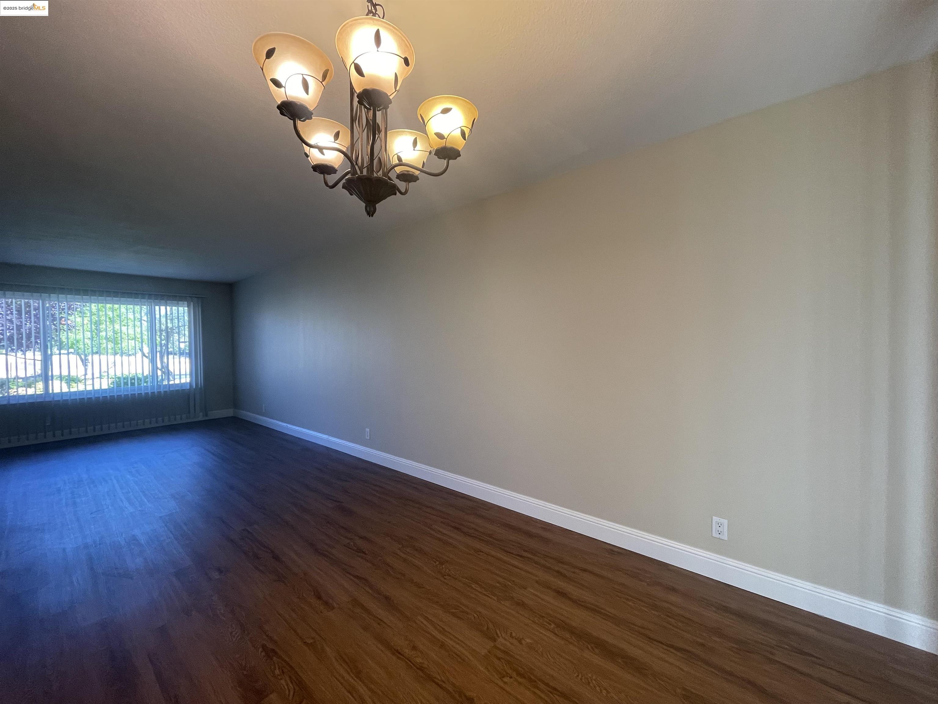Detail Gallery Image 5 of 28 For 35 Fountainhead Ct, Martinez,  CA 94553 - 3 Beds | 1/1 Baths