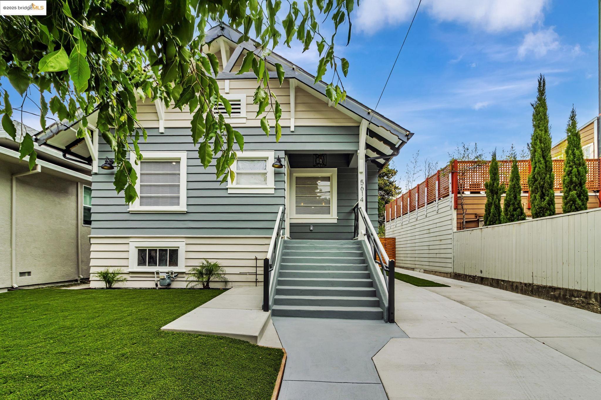 Detail Gallery Image 2 of 39 For 5614 Dover St, Oakland,  CA 94609 - 3 Beds | 2/1 Baths