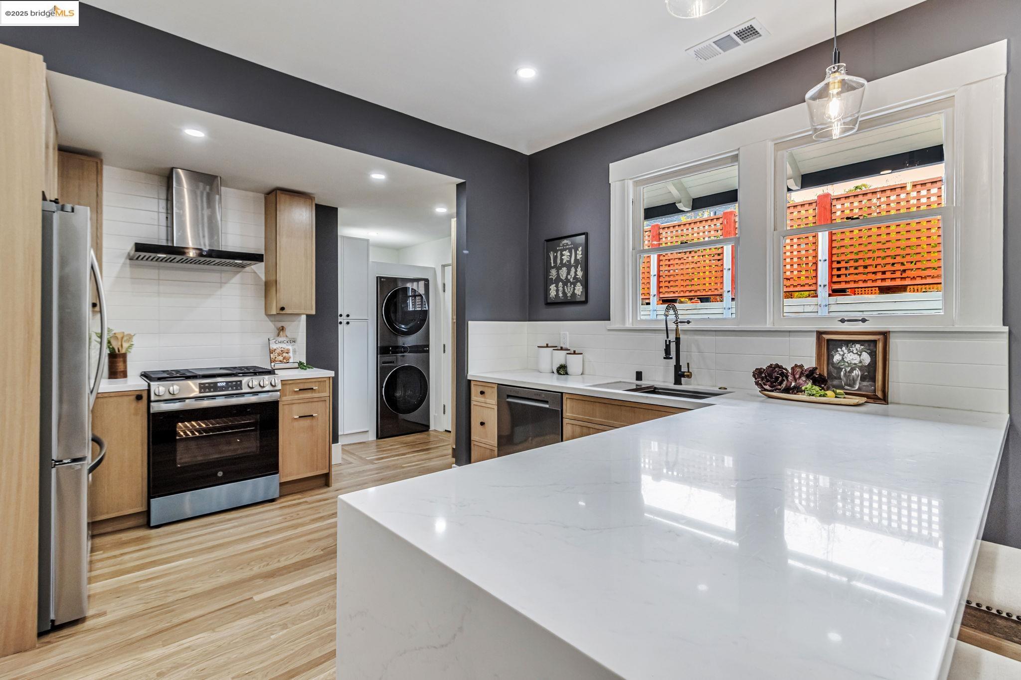 Detail Gallery Image 12 of 39 For 5614 Dover St, Oakland,  CA 94609 - 3 Beds | 2/1 Baths