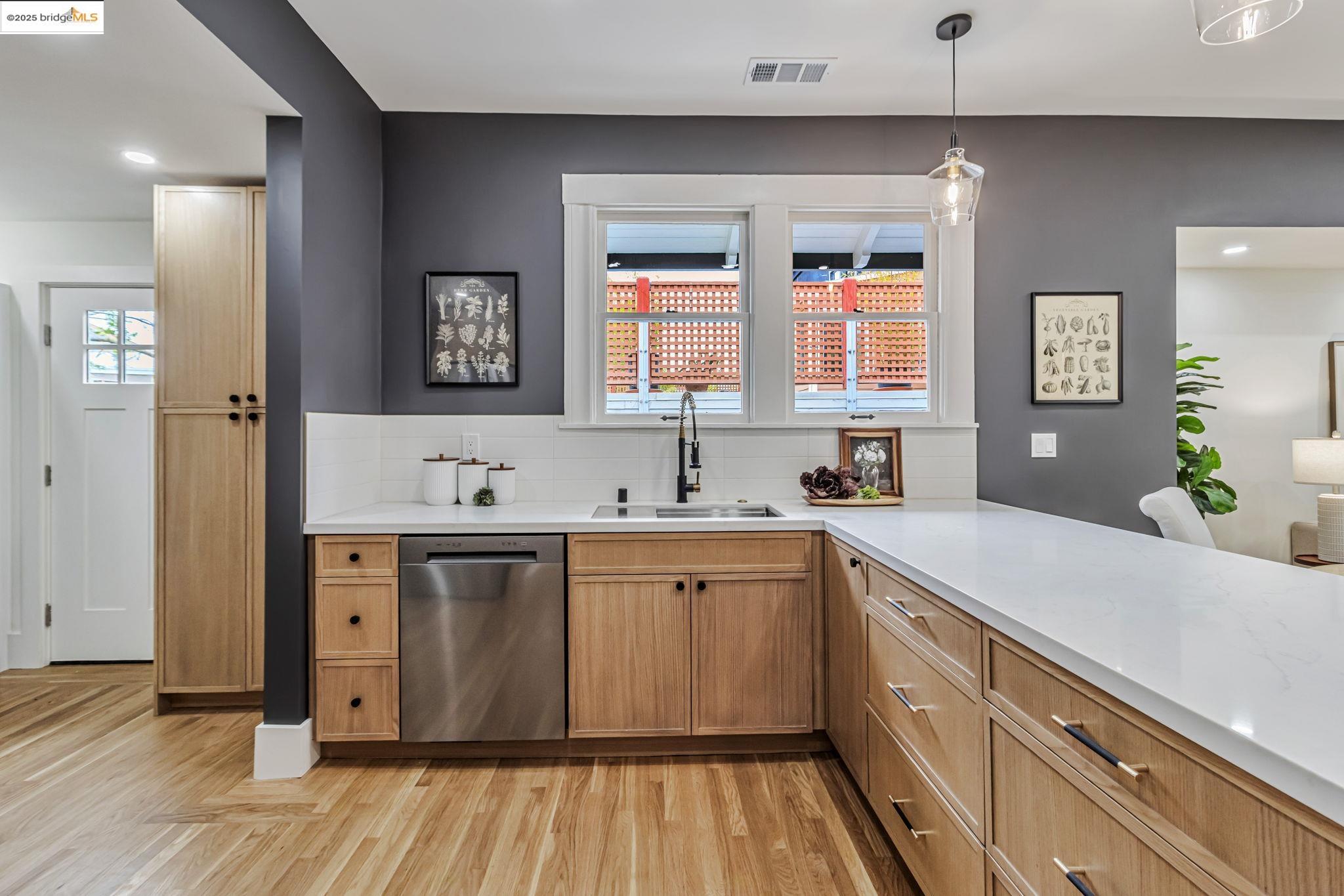 Detail Gallery Image 13 of 39 For 5614 Dover St, Oakland,  CA 94609 - 3 Beds | 2/1 Baths