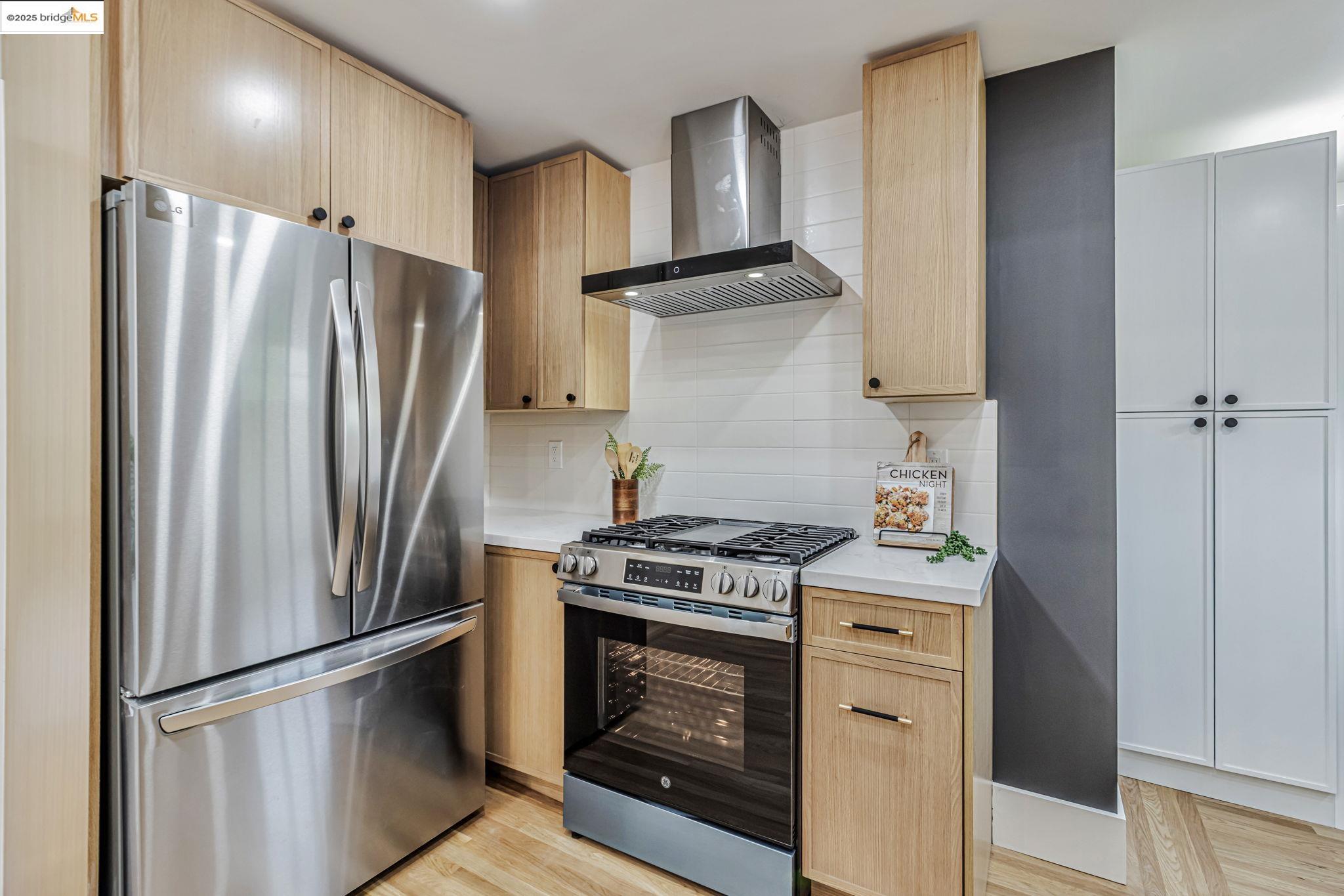 Detail Gallery Image 14 of 39 For 5614 Dover St, Oakland,  CA 94609 - 3 Beds | 2/1 Baths