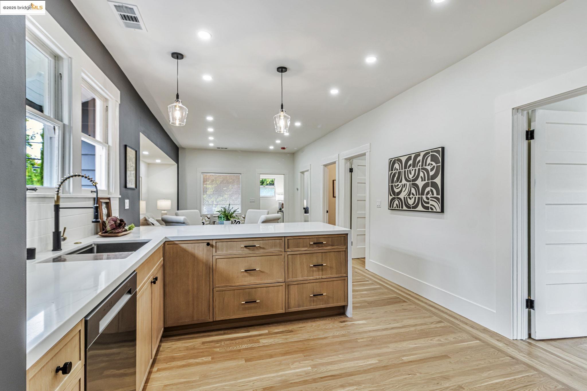 Detail Gallery Image 15 of 39 For 5614 Dover St, Oakland,  CA 94609 - 3 Beds | 2/1 Baths