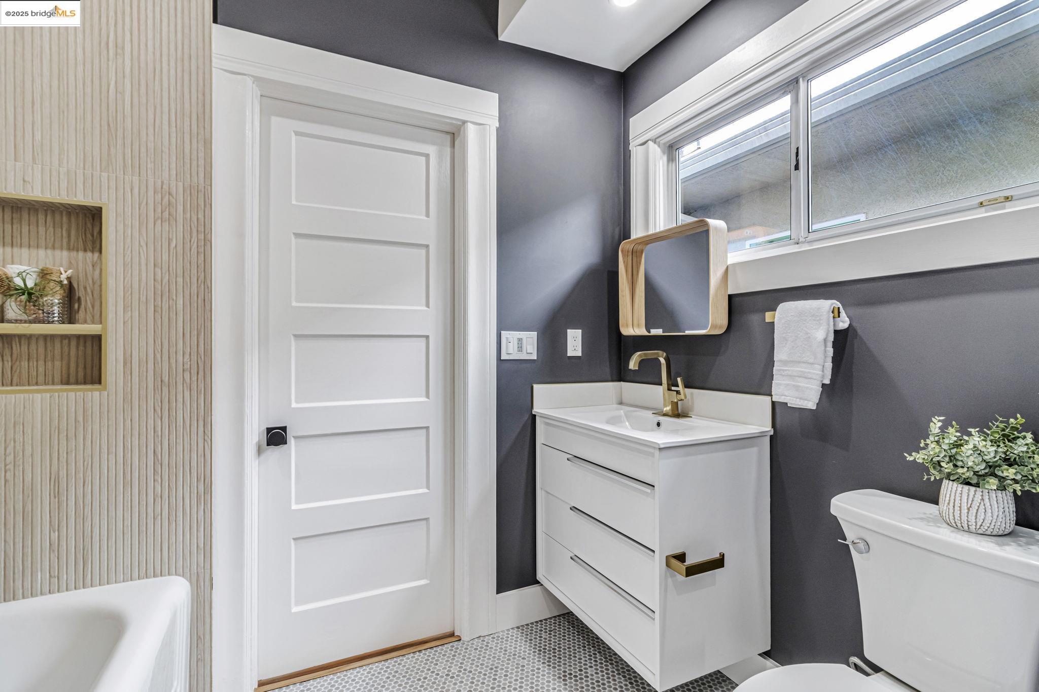 Detail Gallery Image 30 of 39 For 5614 Dover St, Oakland,  CA 94609 - 3 Beds | 2/1 Baths