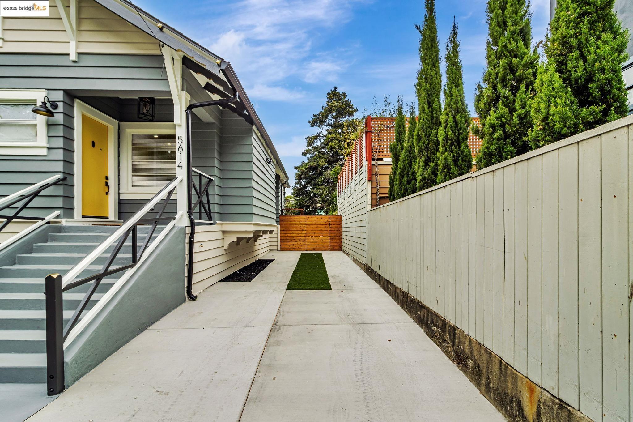 Detail Gallery Image 4 of 39 For 5614 Dover St, Oakland,  CA 94609 - 3 Beds | 2/1 Baths