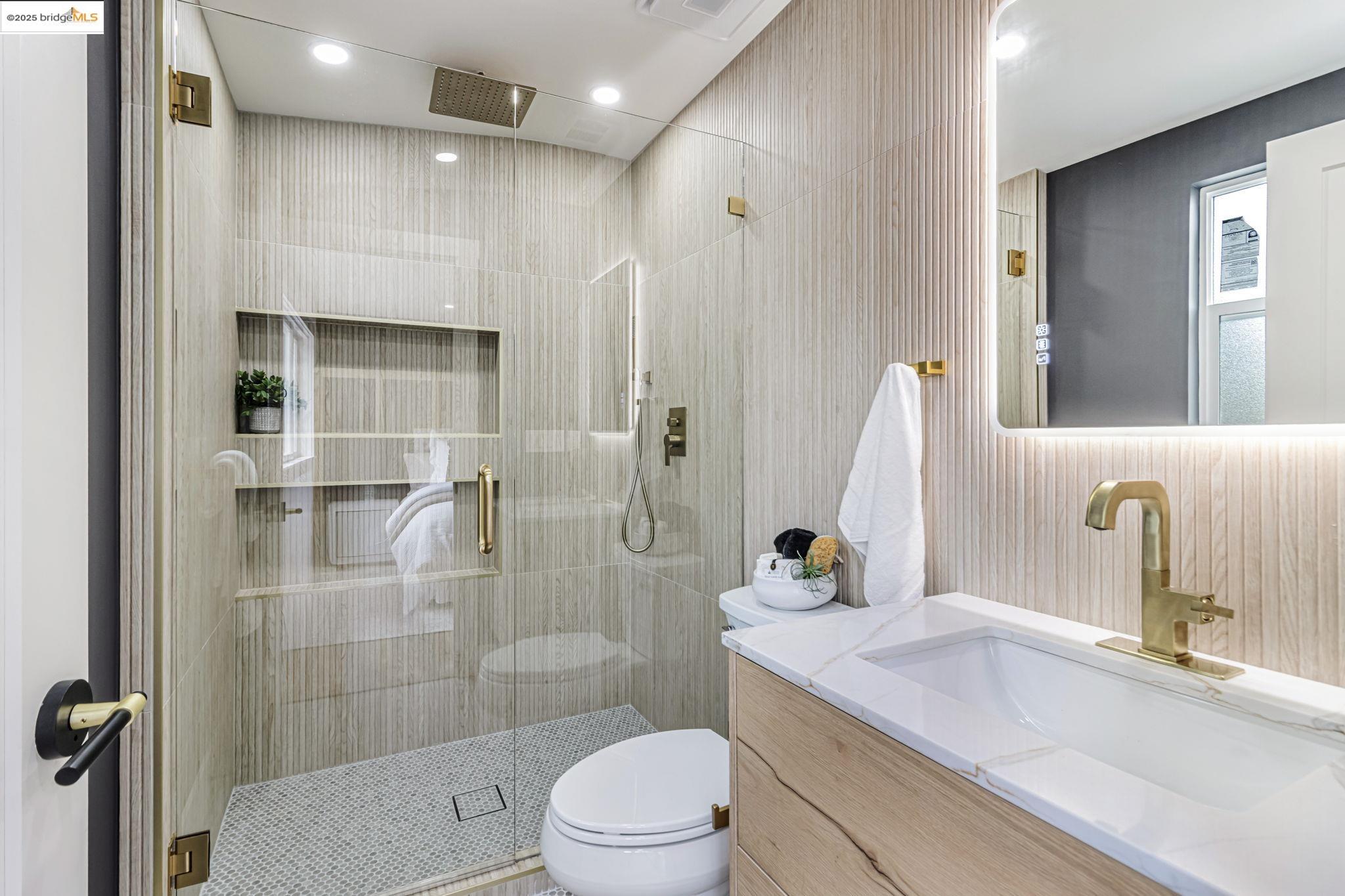 Detail Gallery Image 31 of 39 For 5614 Dover St, Oakland,  CA 94609 - 3 Beds | 2/1 Baths