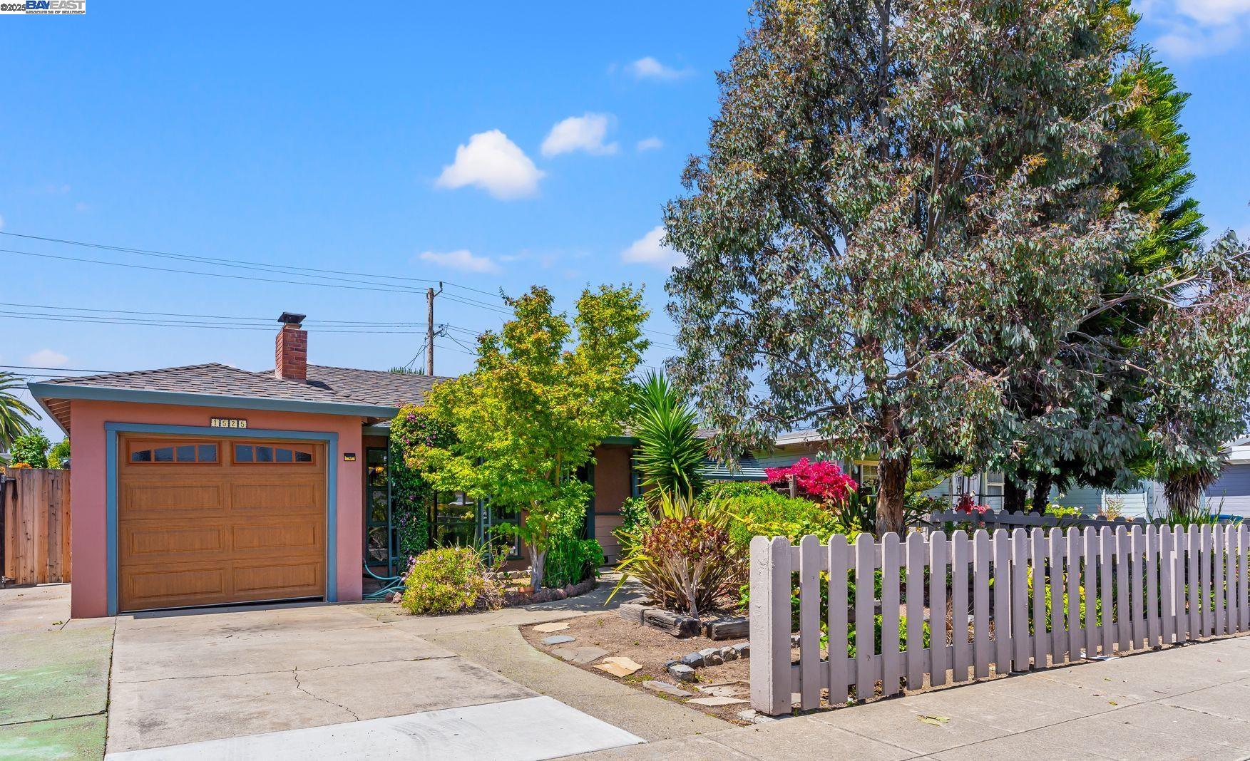 Detail Gallery Image 1 of 1 For 1525 Cottage Grove Ave, San Mateo,  CA 94401 - 3 Beds | 2 Baths