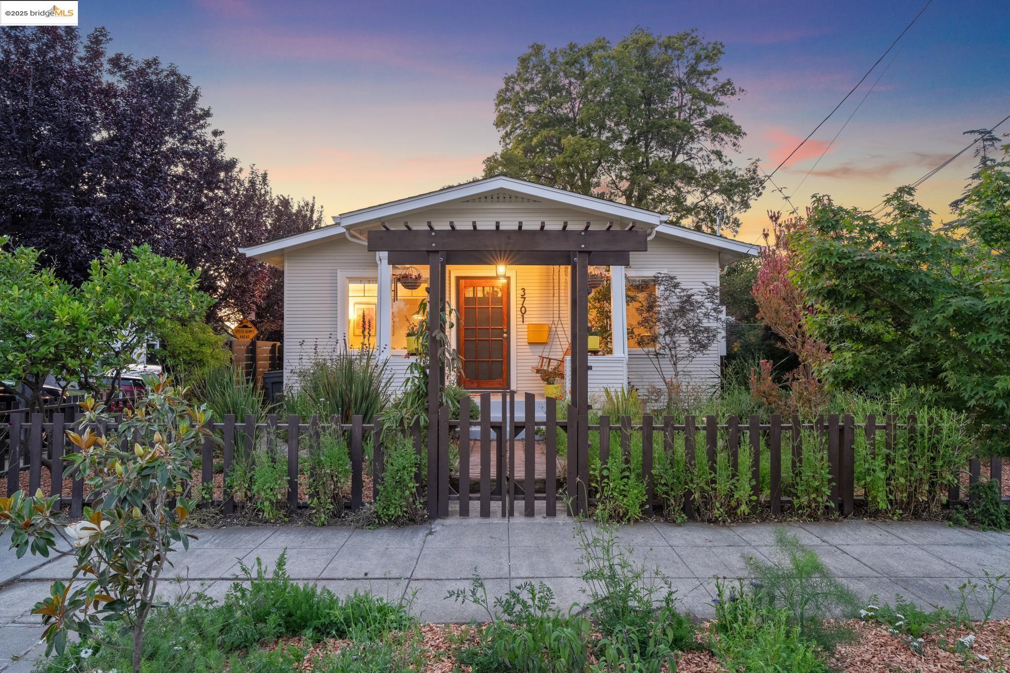 Detail Gallery Image 1 of 1 For 3701 Midvale Ave, Oakland,  CA 94602 - 2 Beds | 1/1 Baths