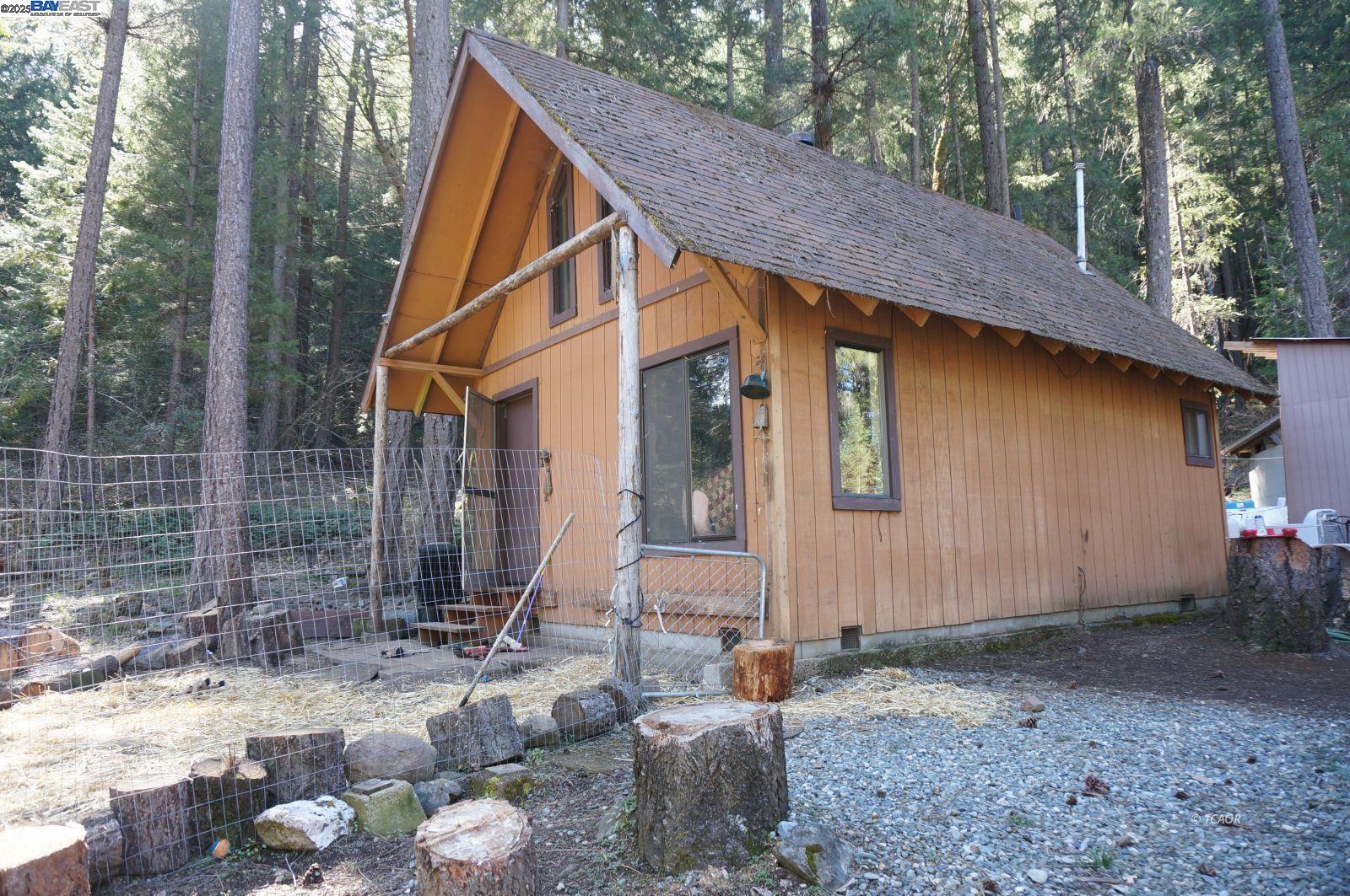 Detail Gallery Image 4 of 38 For 4990 Indian Creek Rd, Douglas City,  CA 96024 - 1 Beds | 1 Baths