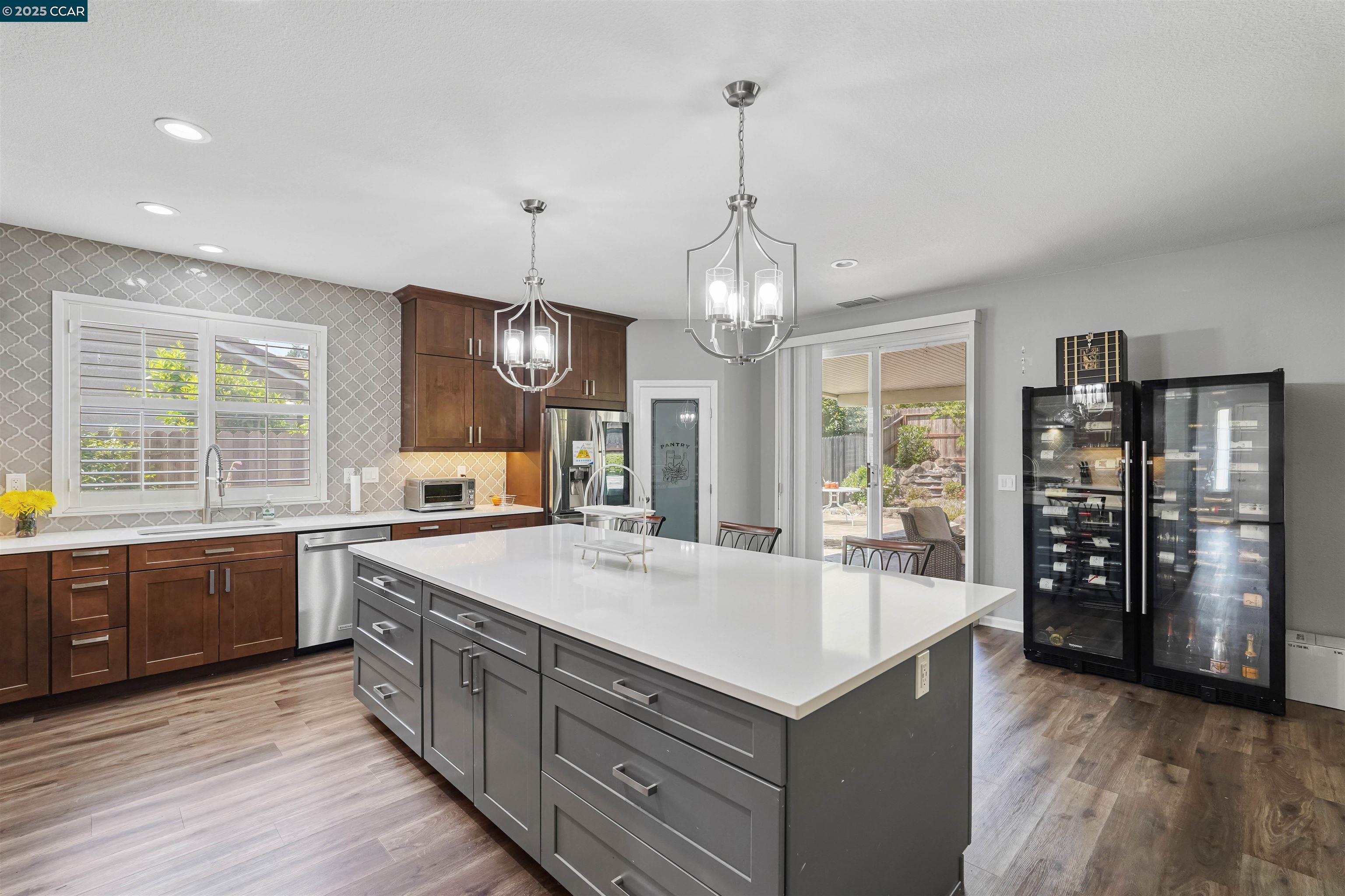 Detail Gallery Image 5 of 47 For 812 Westgate Drive, Vacaville,  CA 95687-7722 - 5 Beds | 3 Baths