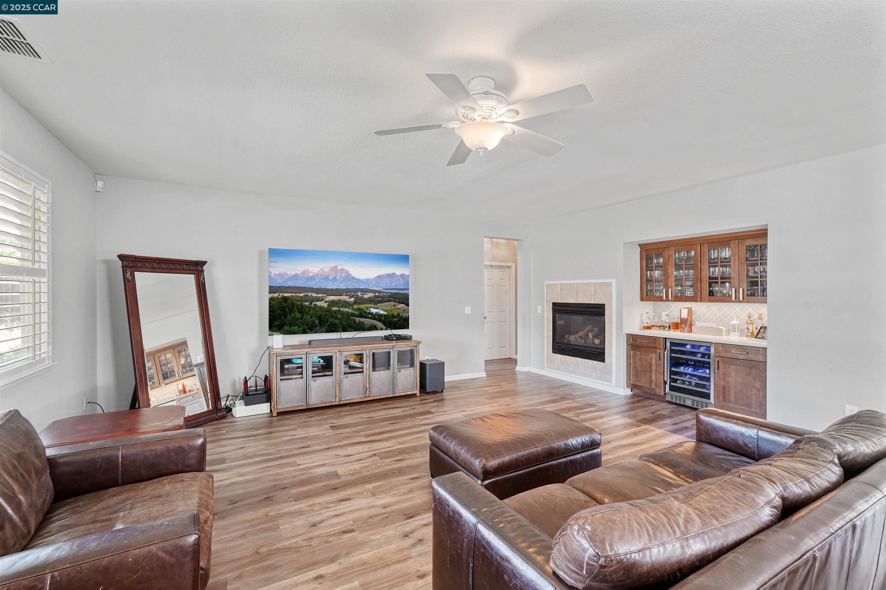 Detail Gallery Image 8 of 47 For 812 Westgate Drive, Vacaville,  CA 95687-7722 - 5 Beds | 3 Baths