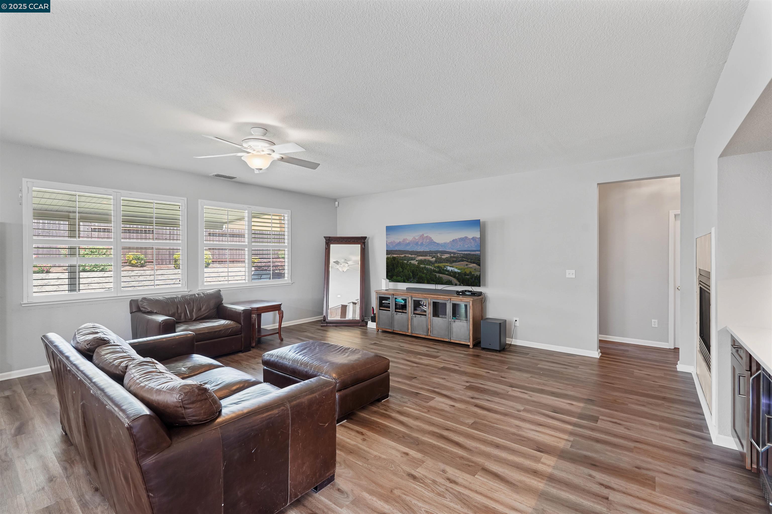 Detail Gallery Image 9 of 47 For 812 Westgate Drive, Vacaville,  CA 95687-7722 - 5 Beds | 3 Baths
