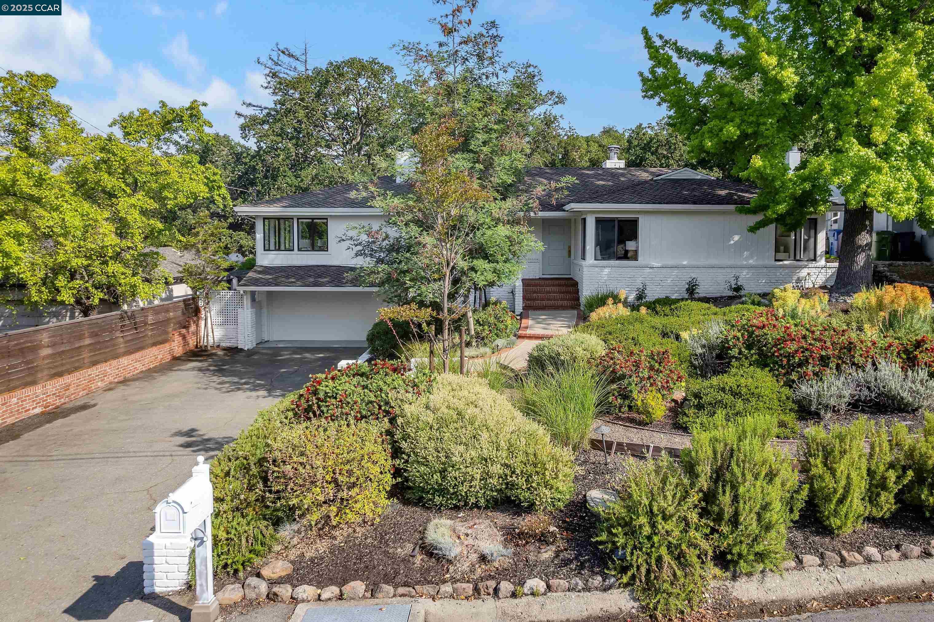 Detail Gallery Image 12 of 49 For 25 Acacia Dr, Orinda,  CA 94563 - 5 Beds | 3/1 Baths