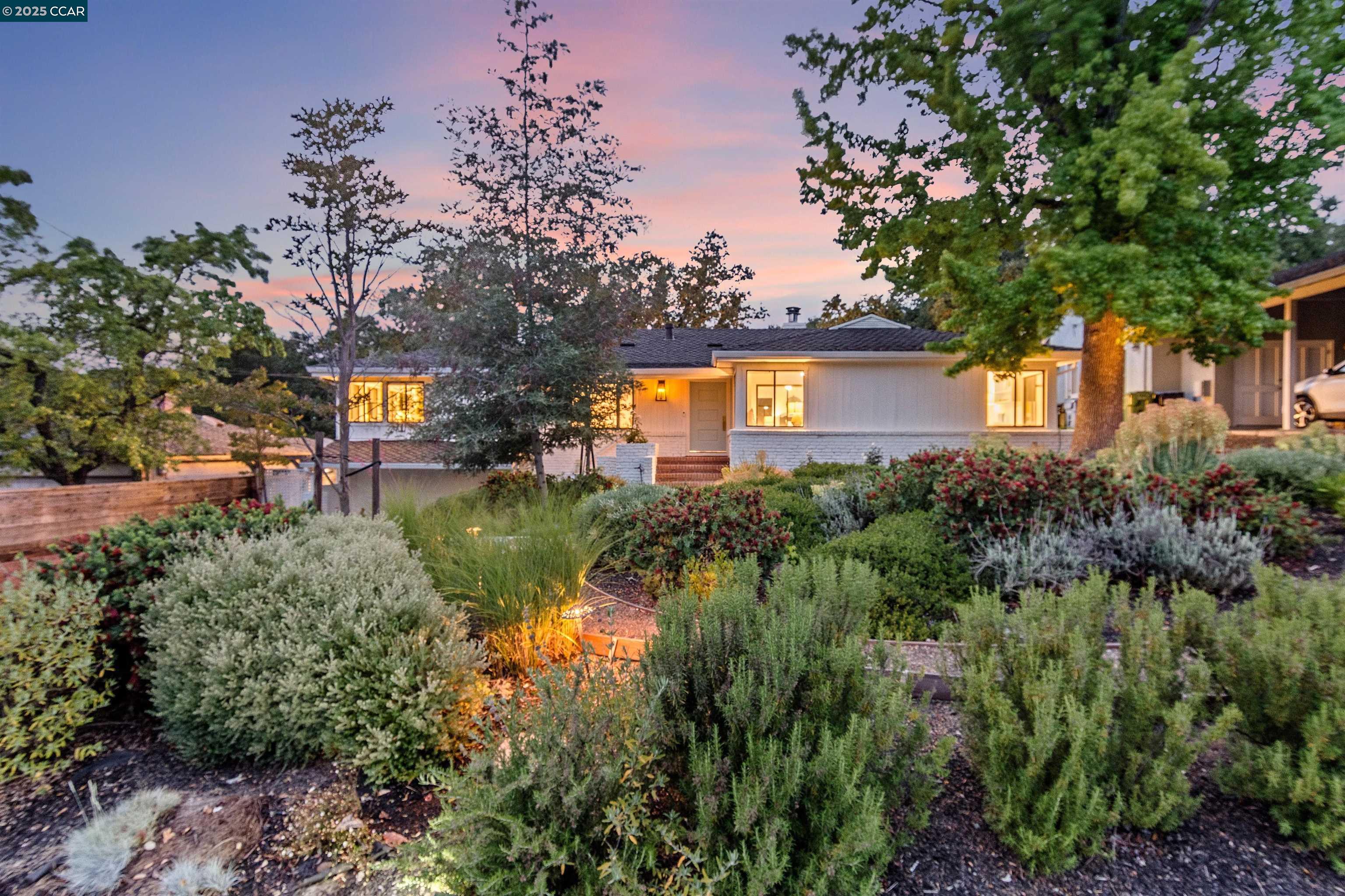 Detail Gallery Image 3 of 49 For 25 Acacia Dr, Orinda,  CA 94563 - 5 Beds | 3/1 Baths