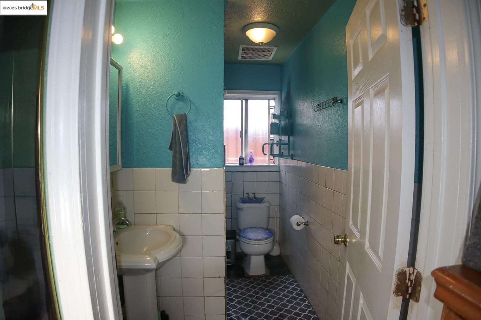 Detail Gallery Image 21 of 22 For 6921 Flora St, Oakland,  CA 94621 - – Beds | – Baths