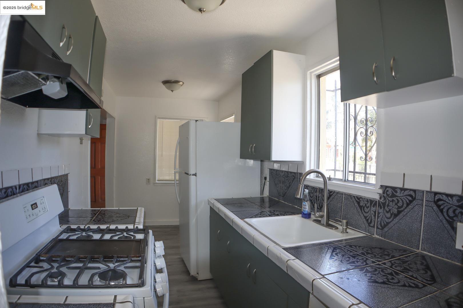 Detail Gallery Image 10 of 22 For 6921 Flora St, Oakland,  CA 94621 - – Beds | – Baths