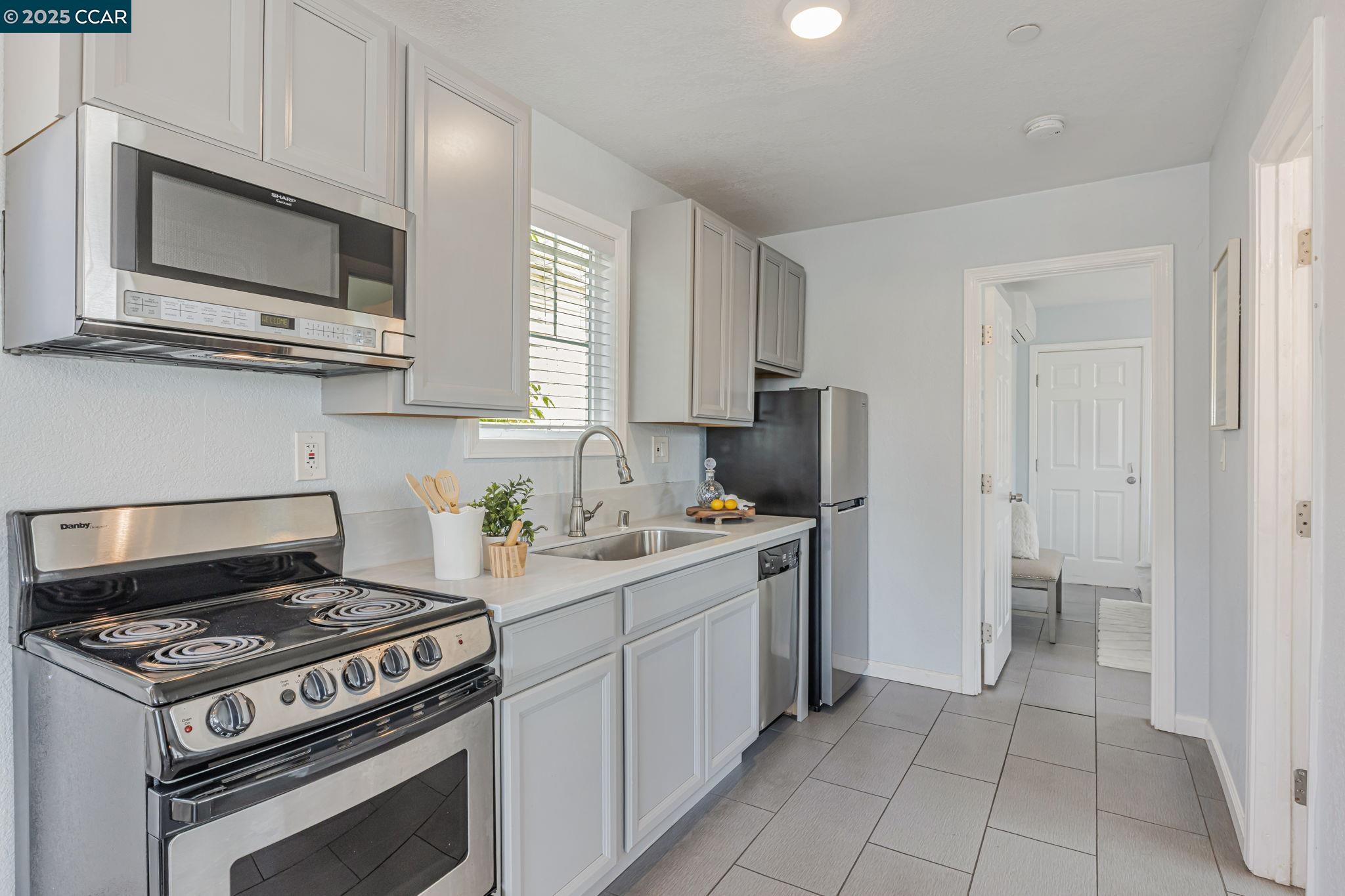 Detail Gallery Image 7 of 51 For 6607 Cutting Blvd, El Cerrito,  CA 94530 - – Beds | – Baths