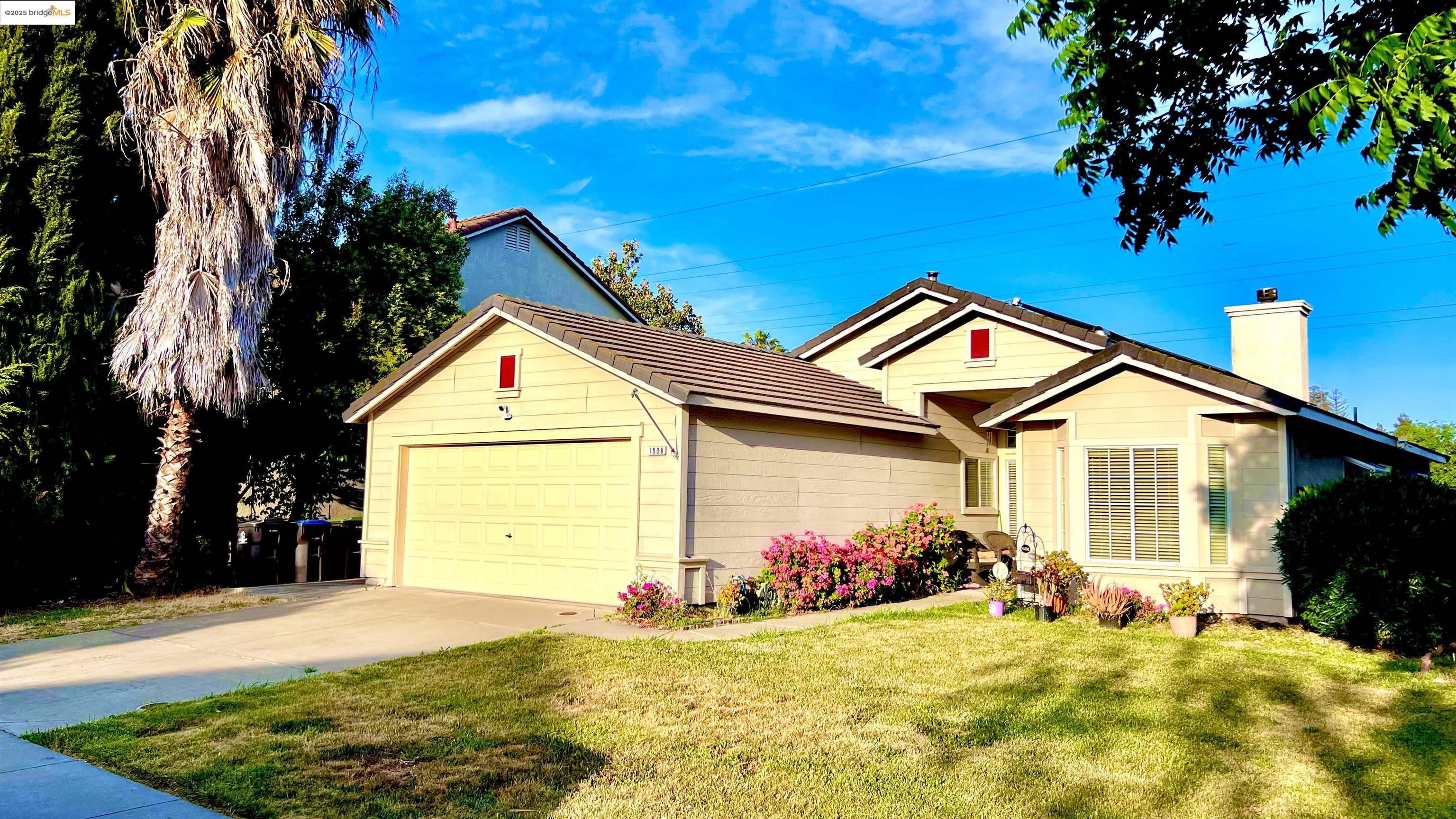 Detail Gallery Image 1 of 22 For 1908 Gordon Verner Cir, Stockton,  CA 95206 - 3 Beds | 2 Baths
