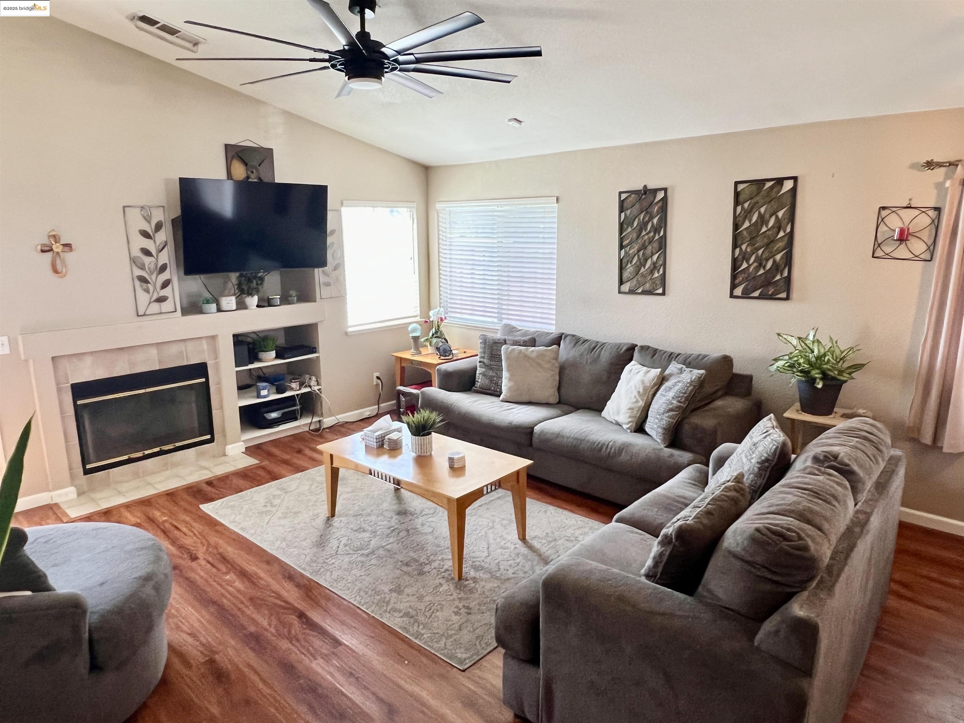 Detail Gallery Image 3 of 22 For 1908 Gordon Verner Cir, Stockton,  CA 95206 - 3 Beds | 2 Baths