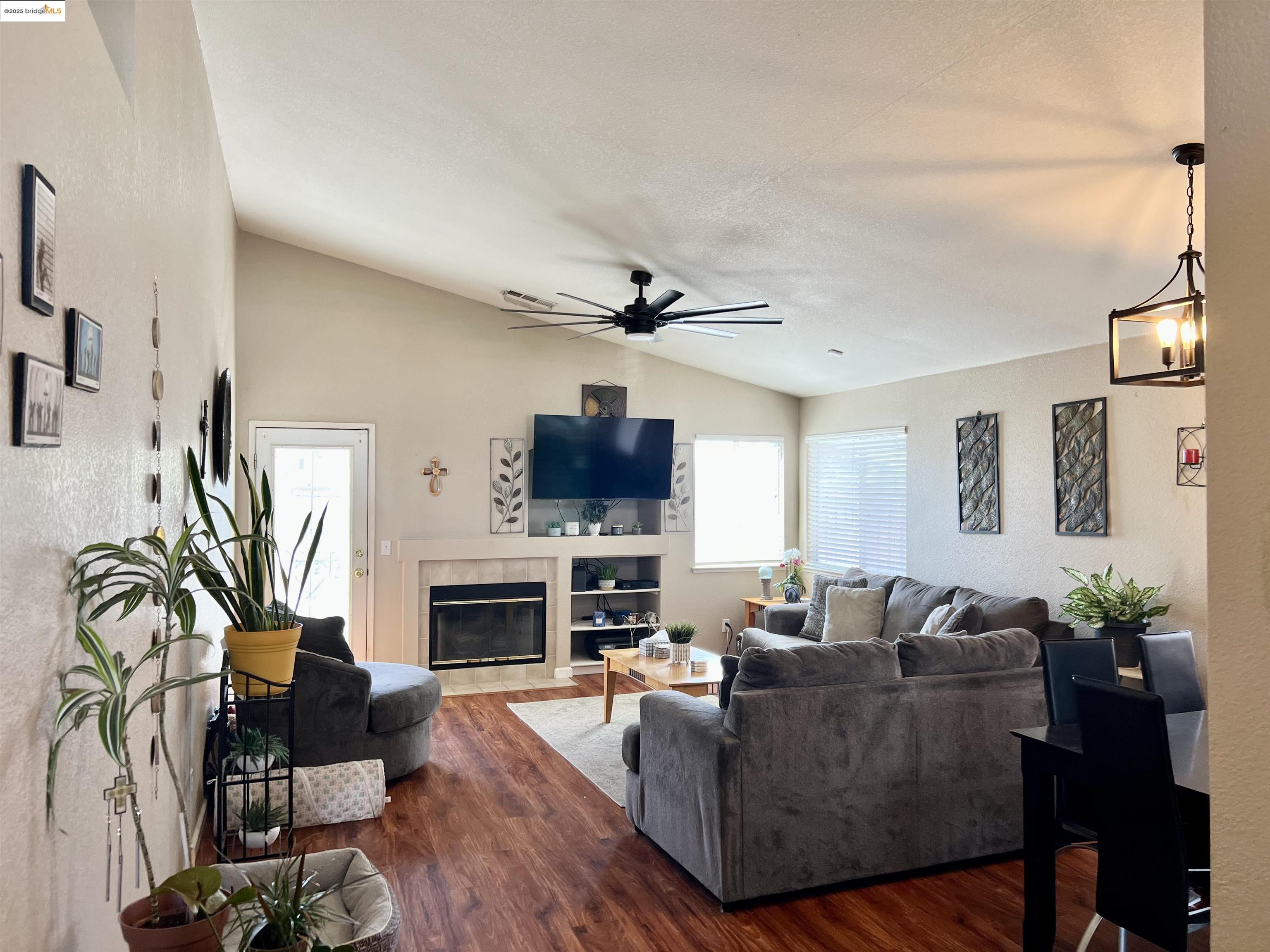 Detail Gallery Image 4 of 22 For 1908 Gordon Verner Cir, Stockton,  CA 95206 - 3 Beds | 2 Baths